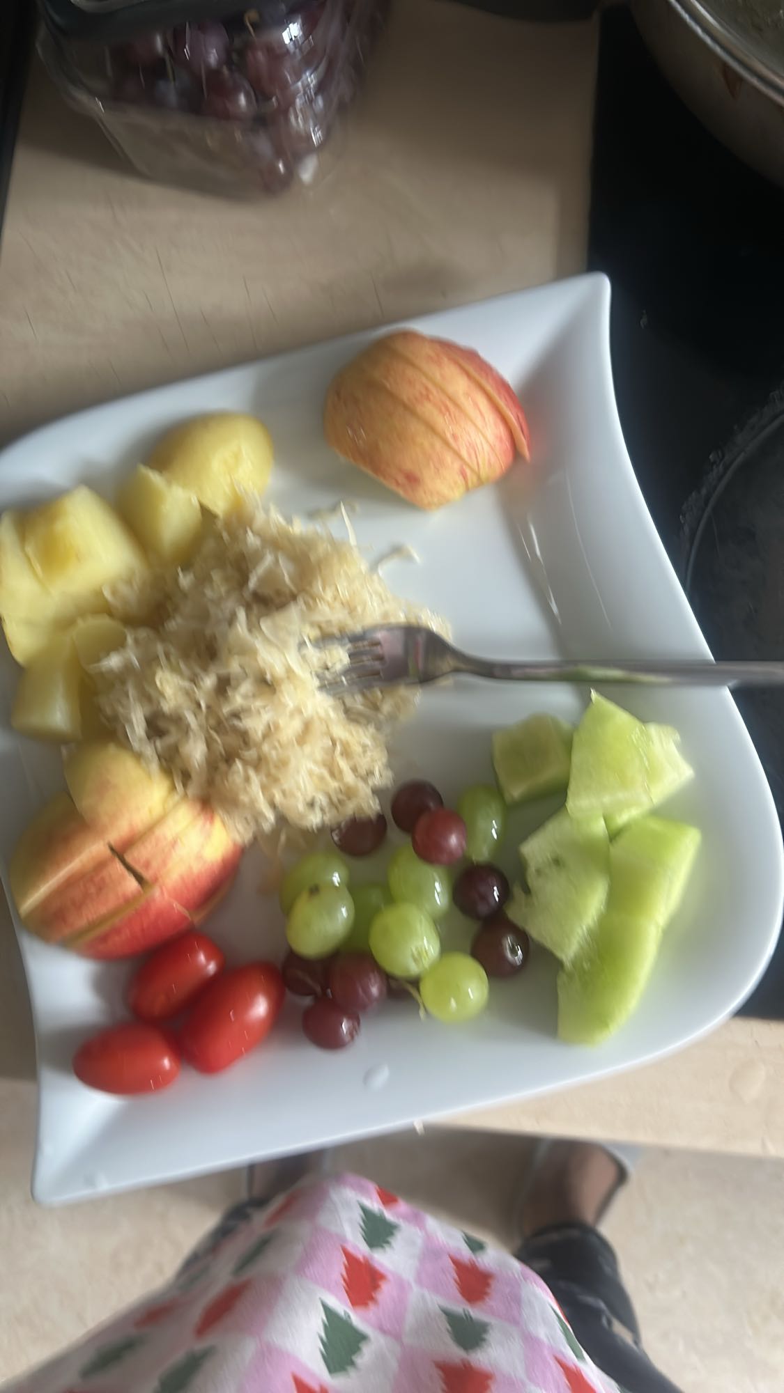 Obstteller mit Kraut