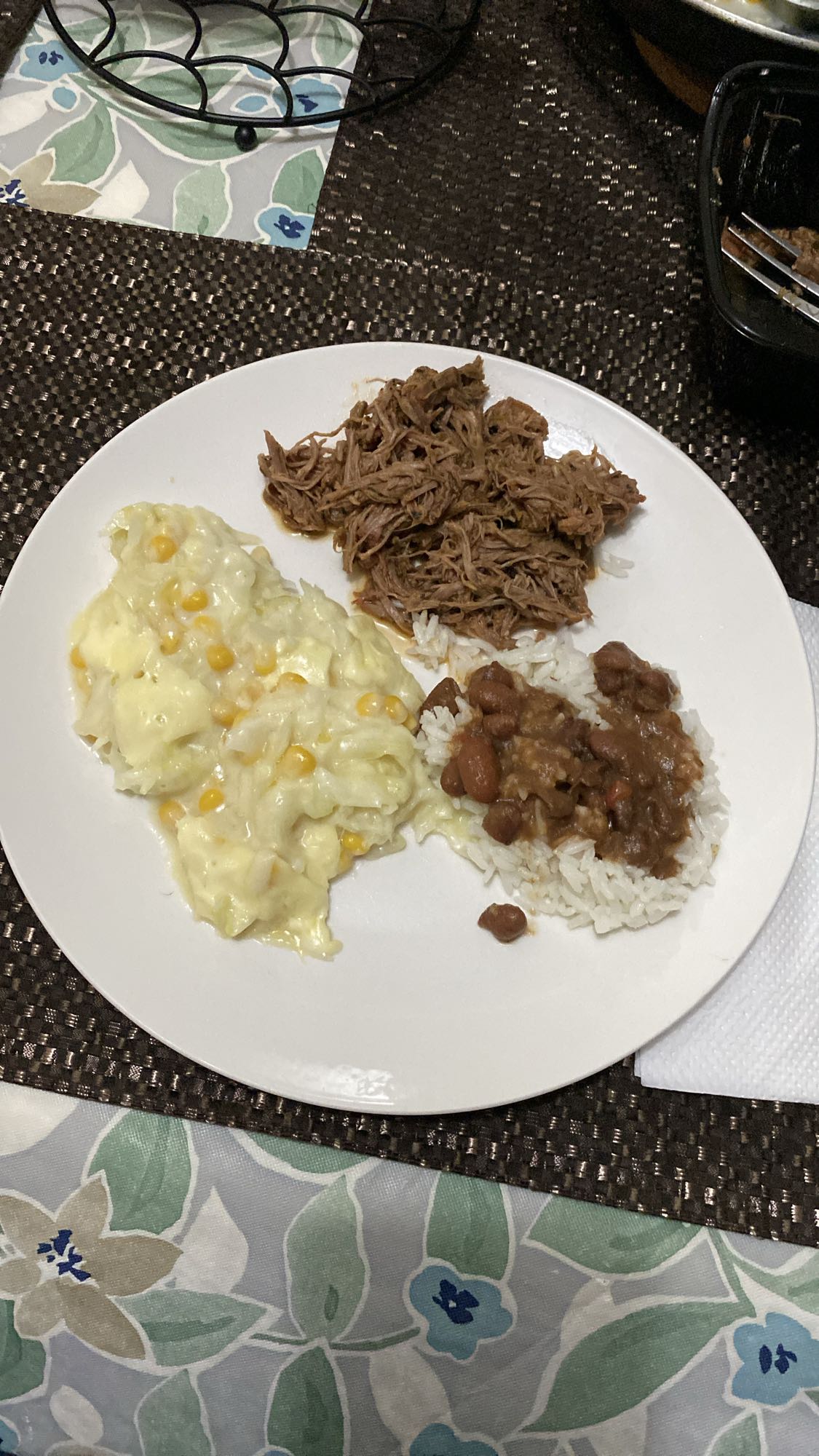 Arroz con carne y ensalada
