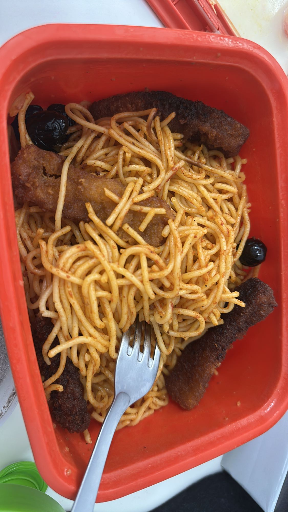 Spaghetti et viande frite