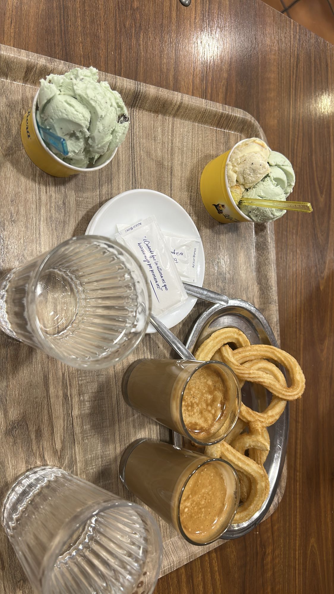 helado con churros y café