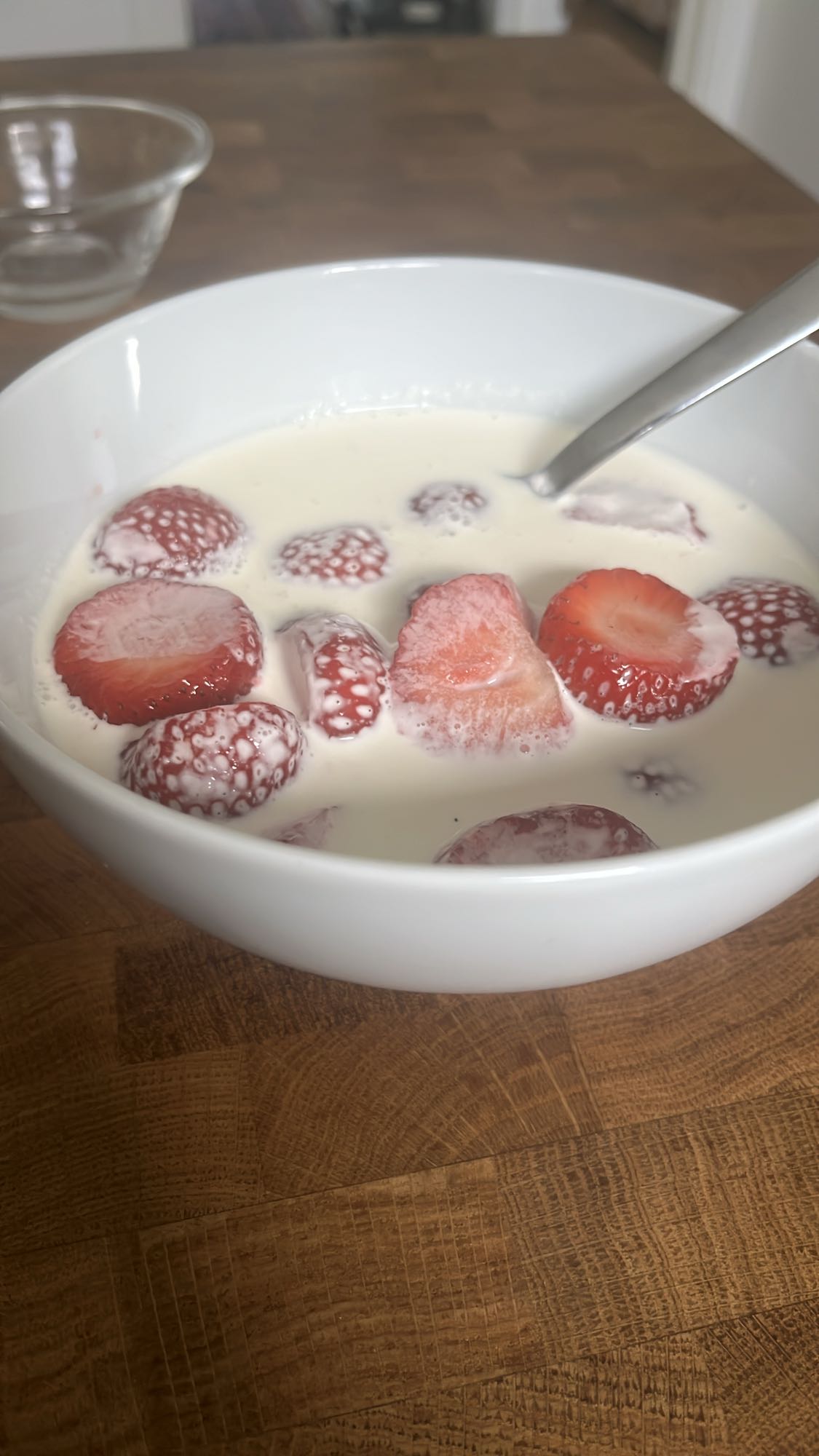 Jordgubbar med mjölk