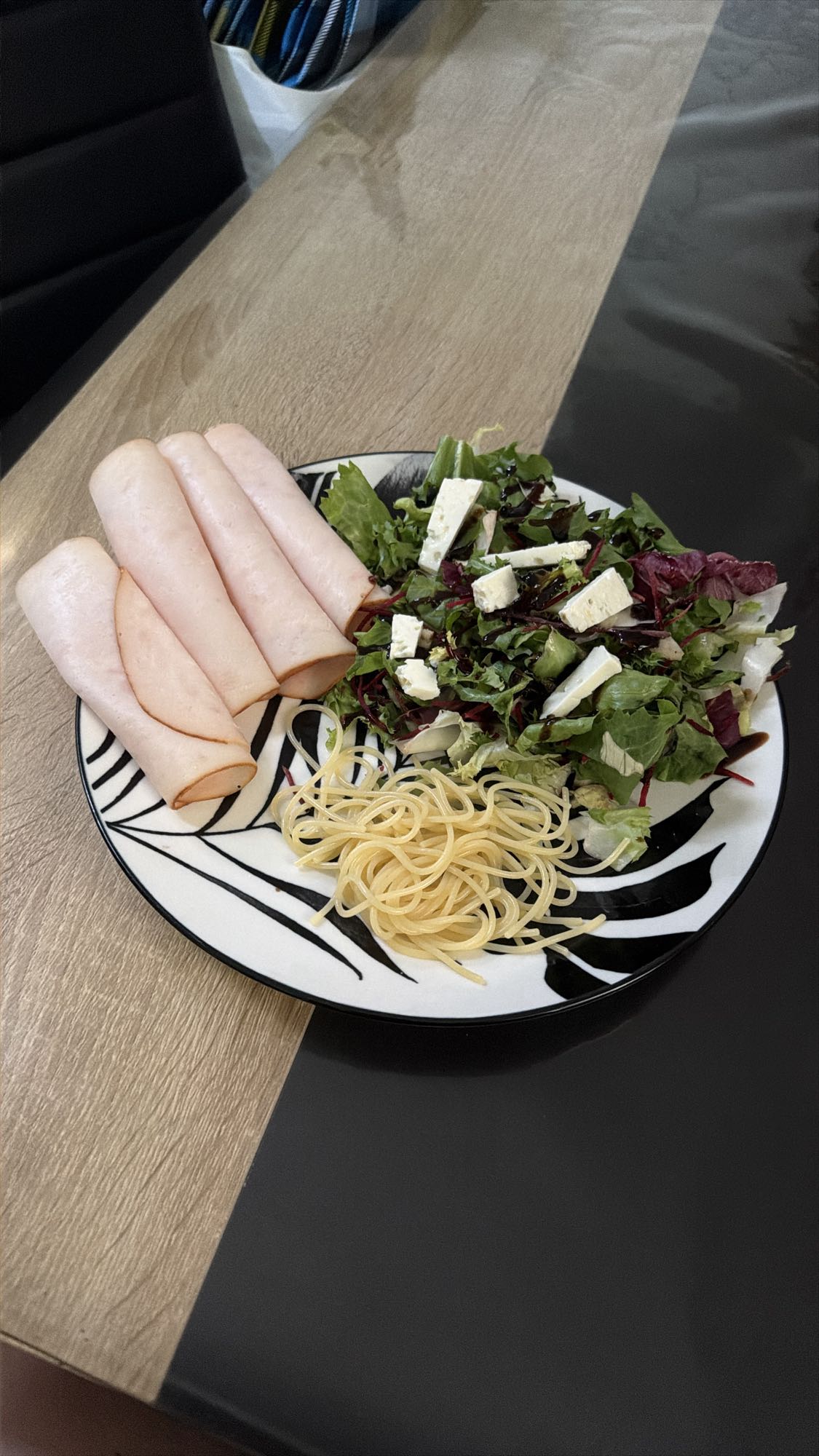 Salata cu curcan si paste