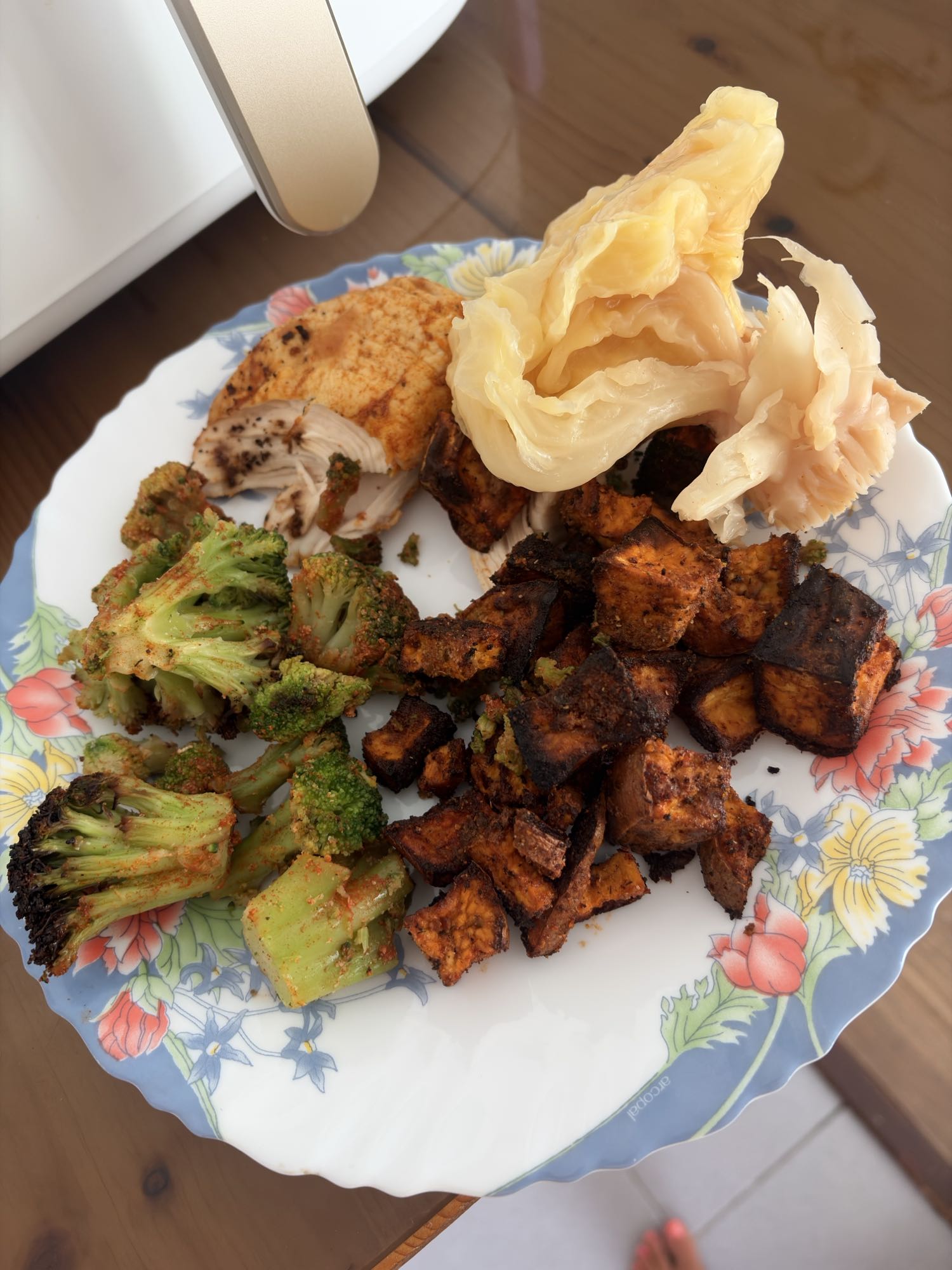 Piept de pui cu broccoli, cartof dulce și varză murată