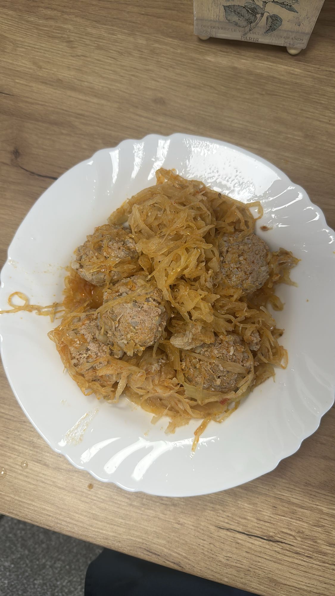 Albóndigas con chucrut, pan de masa madre y sandía