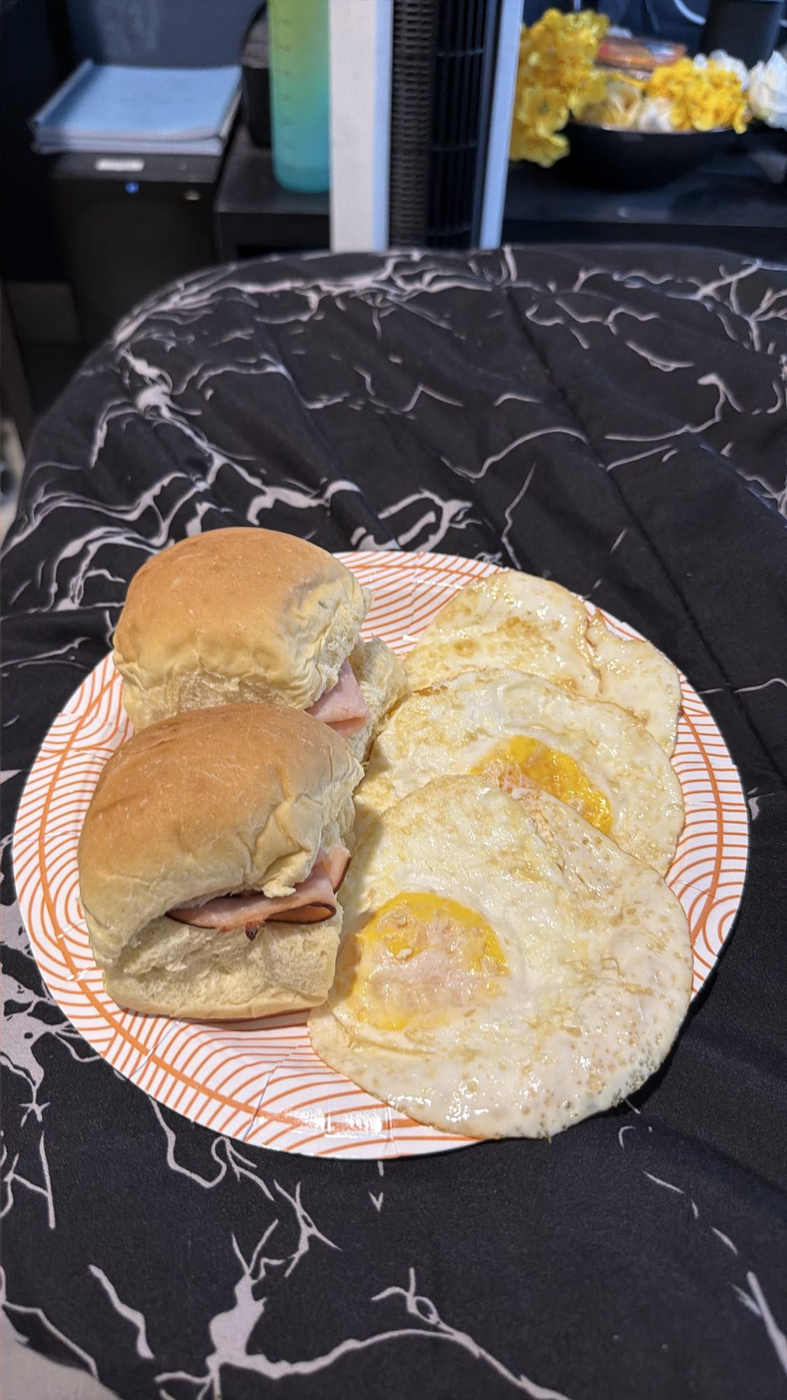 pan de huevo con jamón de pavo y queso americano
