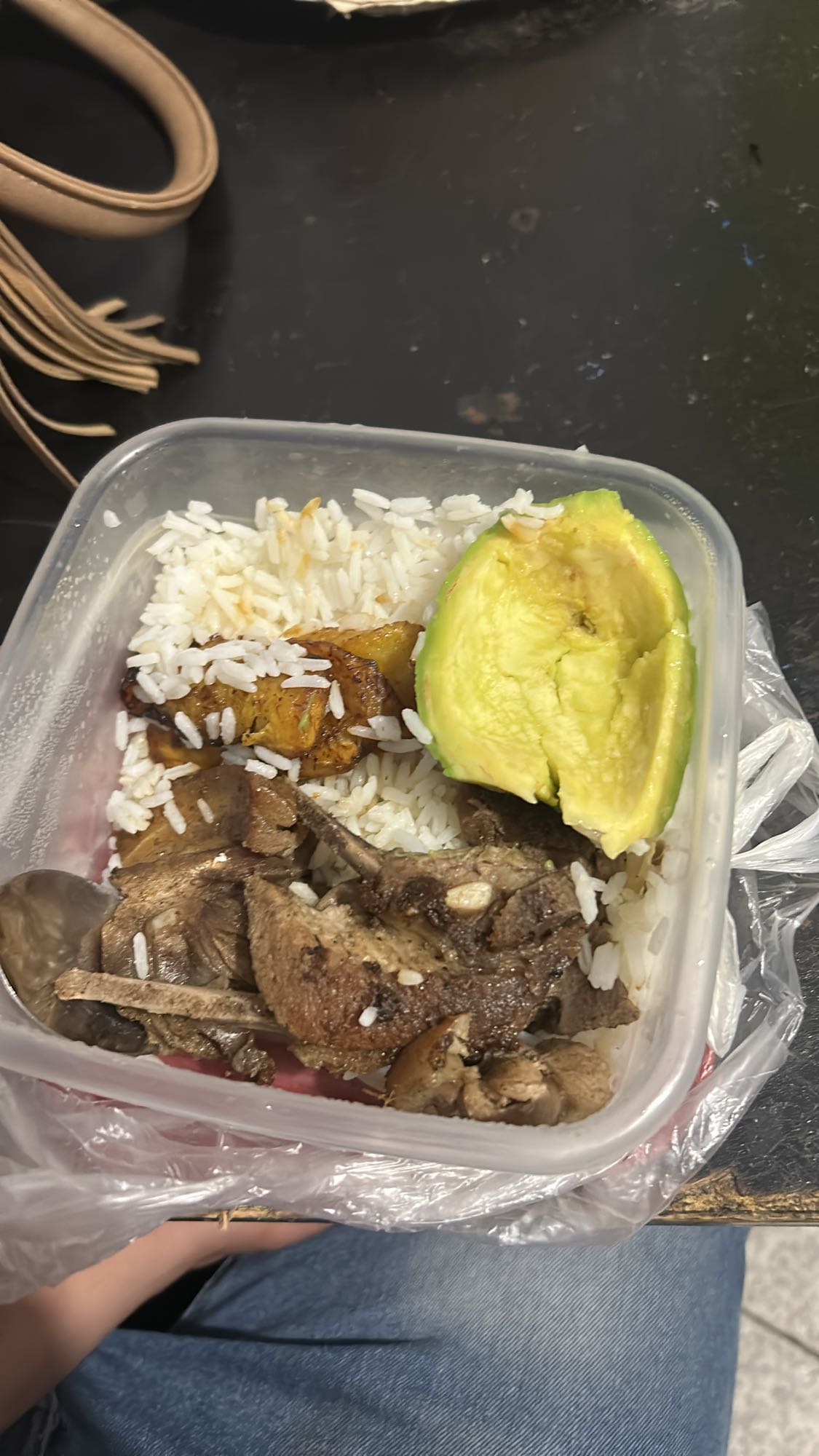 arroz con carne y aguacate