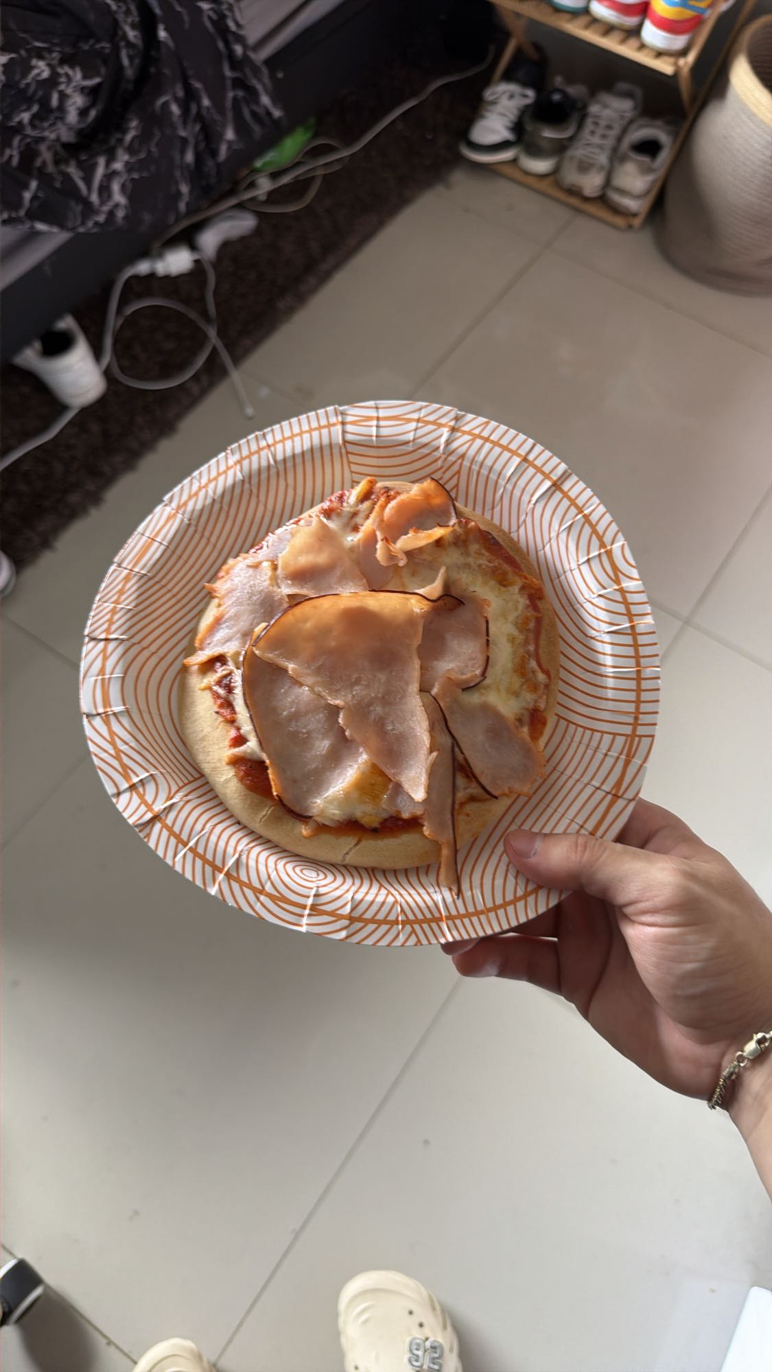 pizza pequeña con jamón