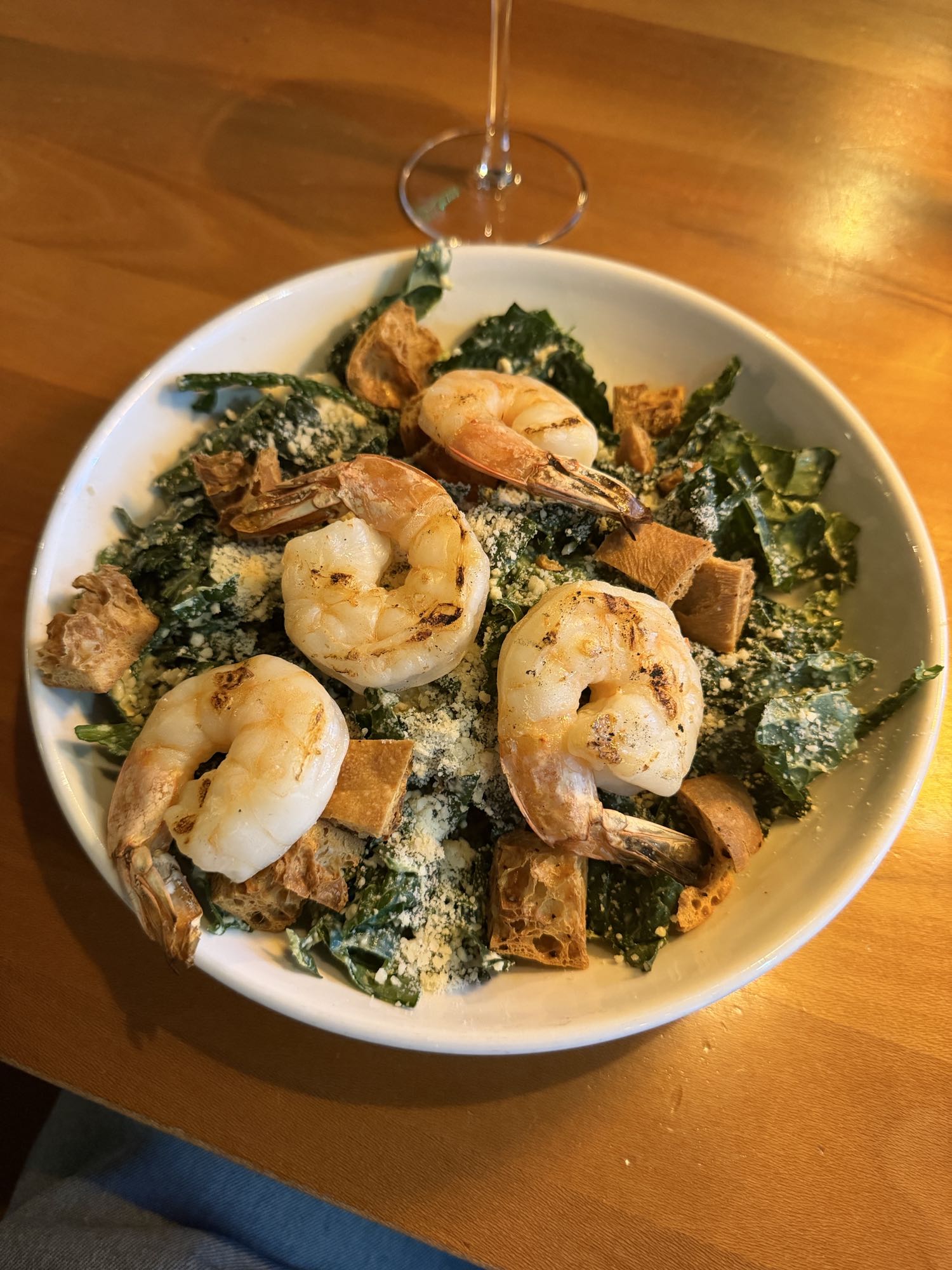 Insalata Caesar con gamberi