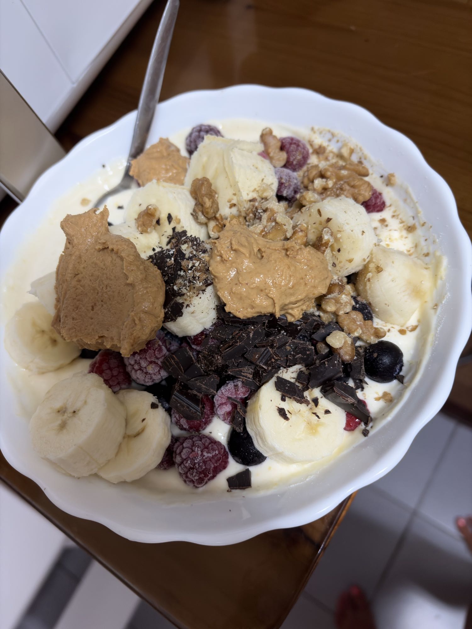 Bol cu iaurt, brânză cottage, fructe și proteină