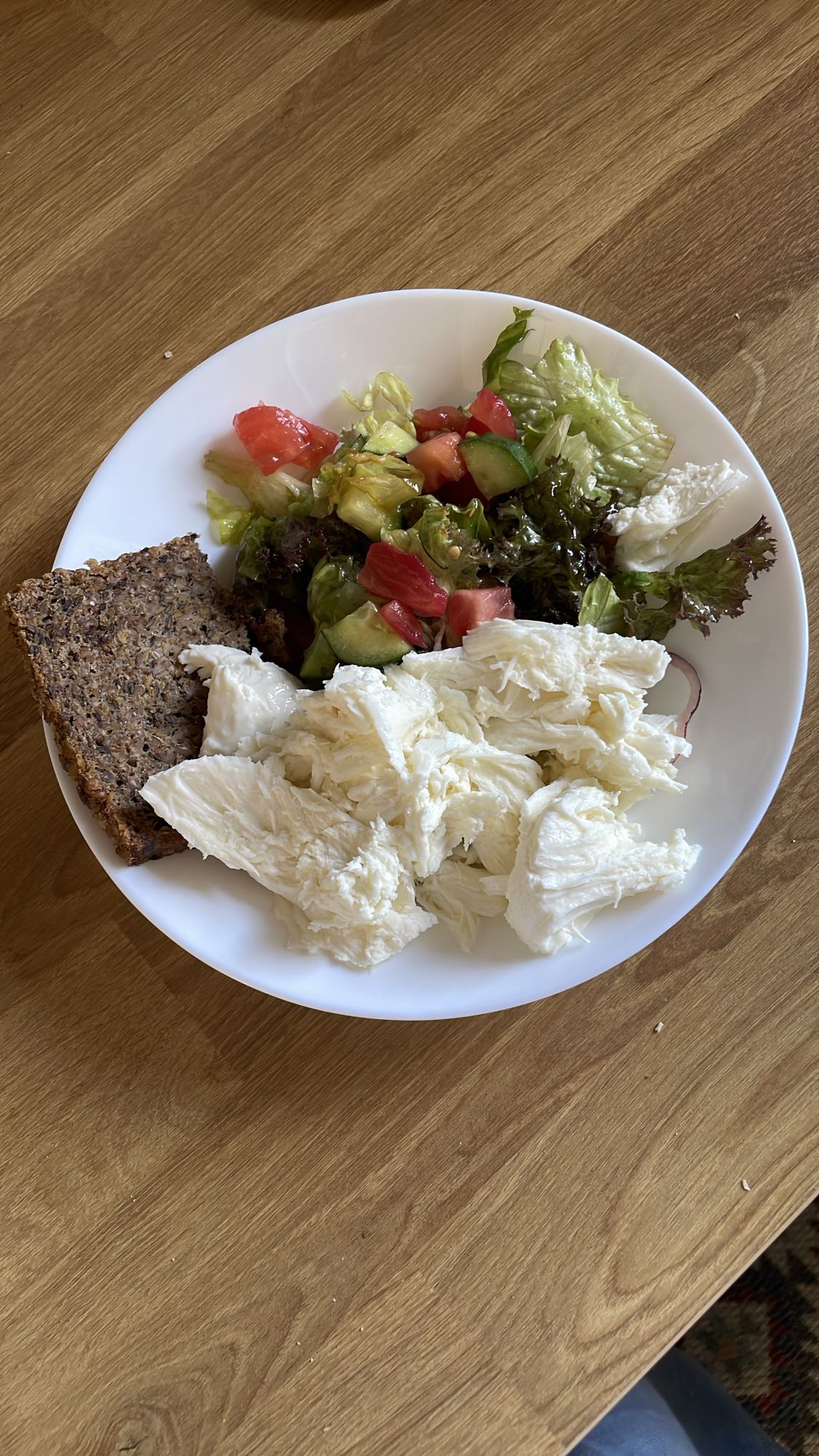 sałatka z mozzarellą