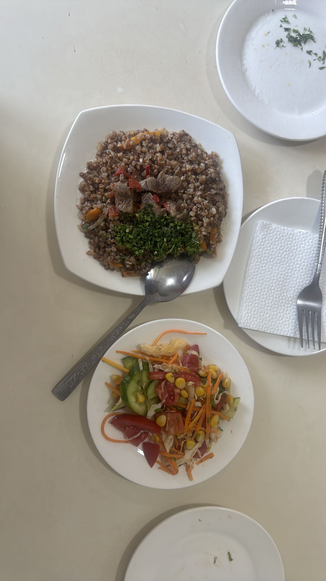 Гречка с мясом и салат