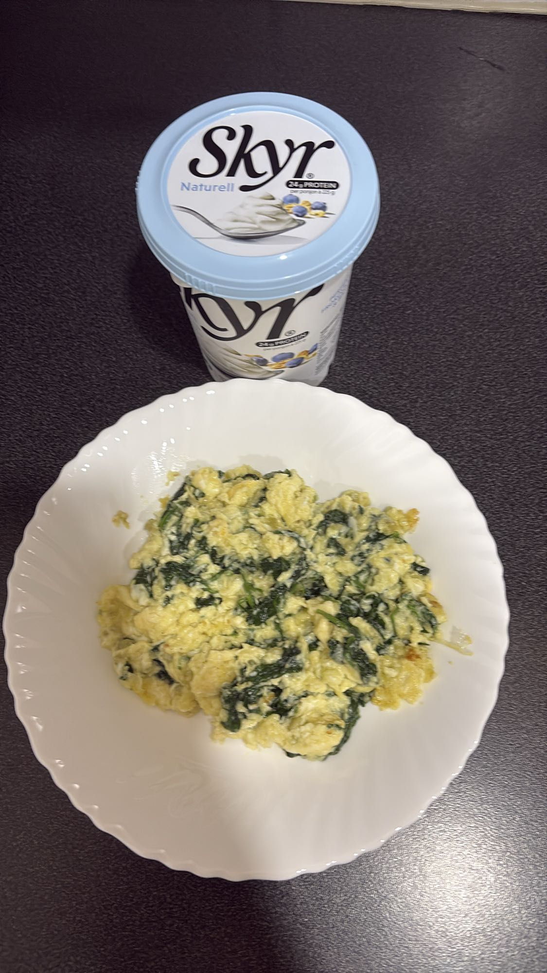 Eggerøre med spinat og skyr