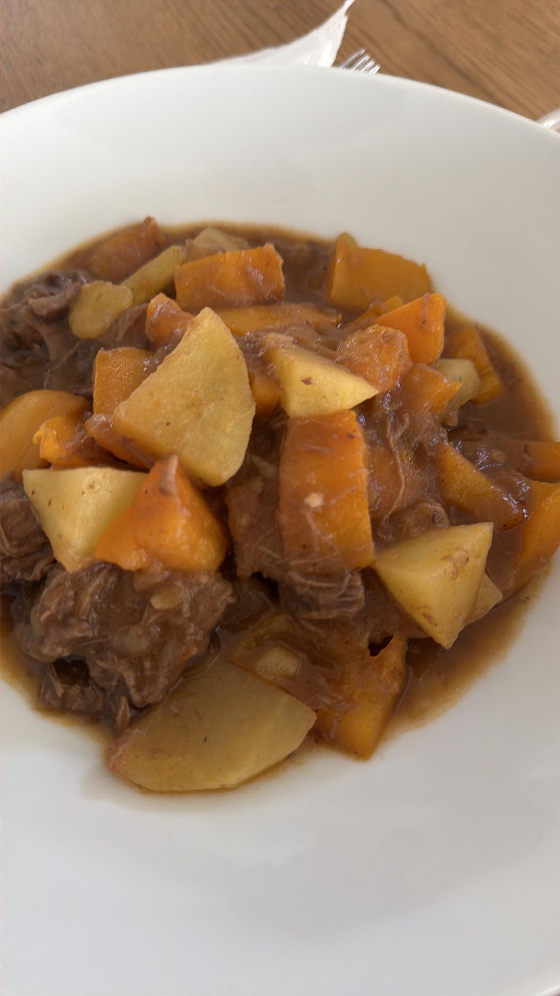 Rindereintopf mit gelber Peperoni