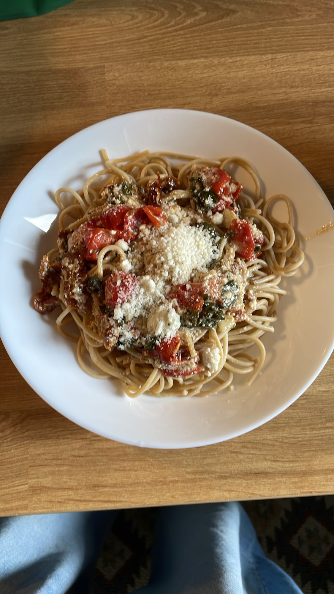 Makaron razowy spaghetti z pomidorkami, fetą i parmezanem
