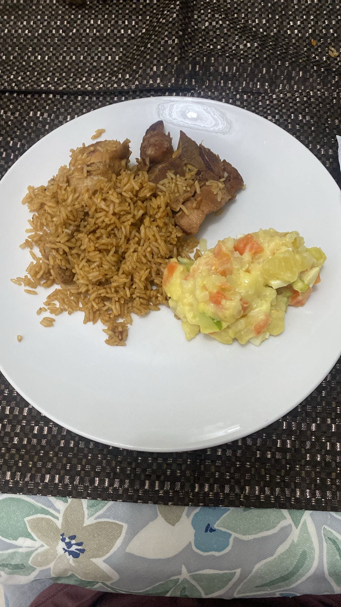 Arroz con cerdo y ensalada