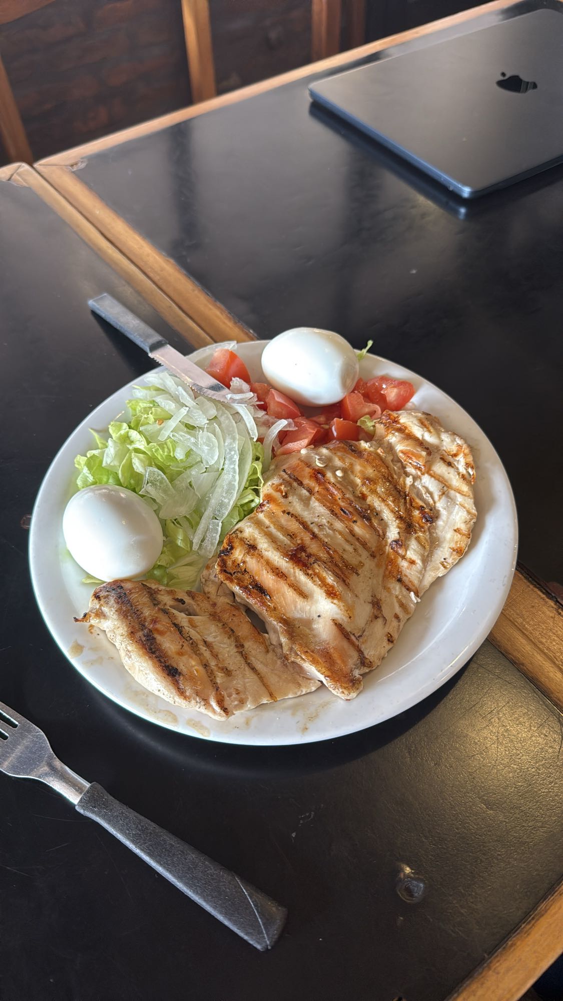pollo con ensalada y huevo