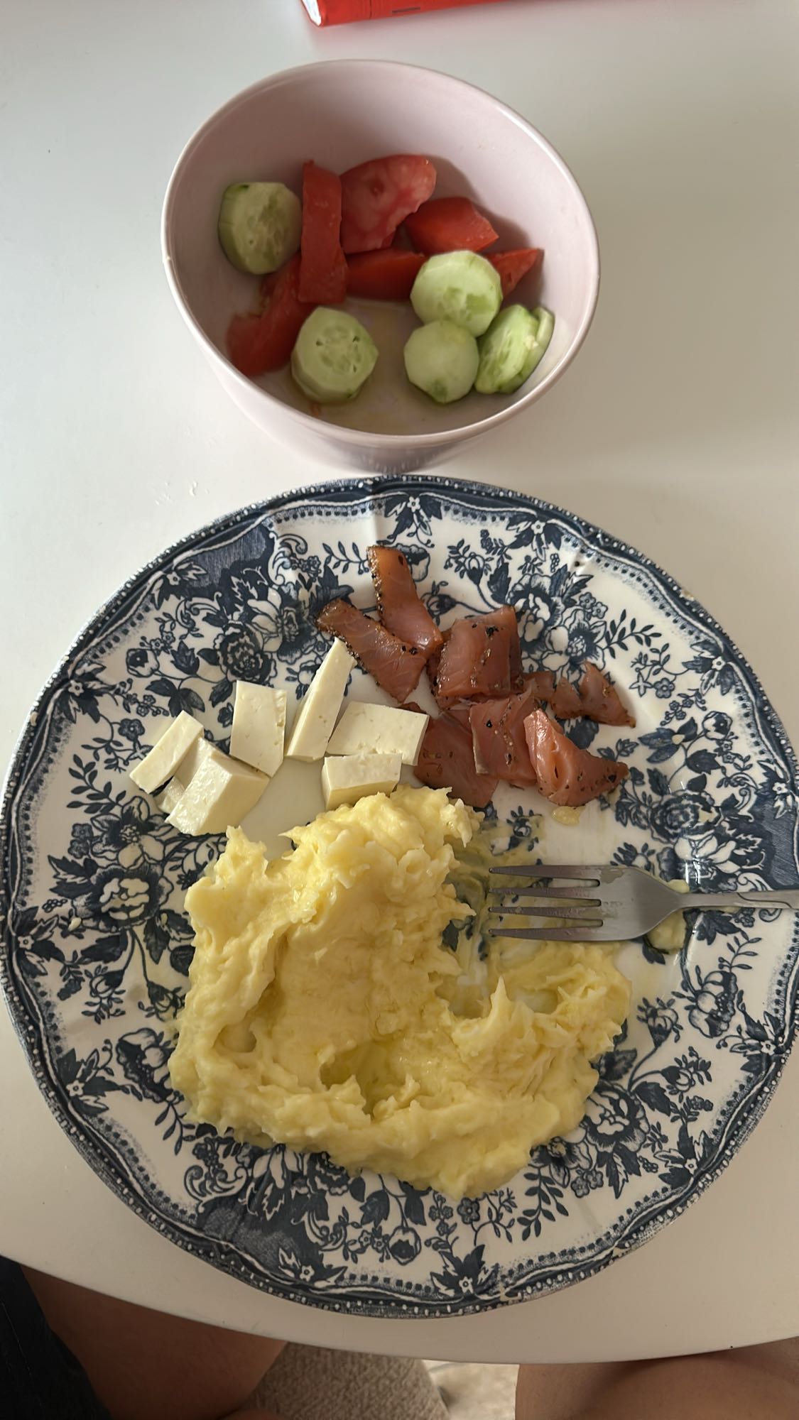 Ouă cu somon și salată