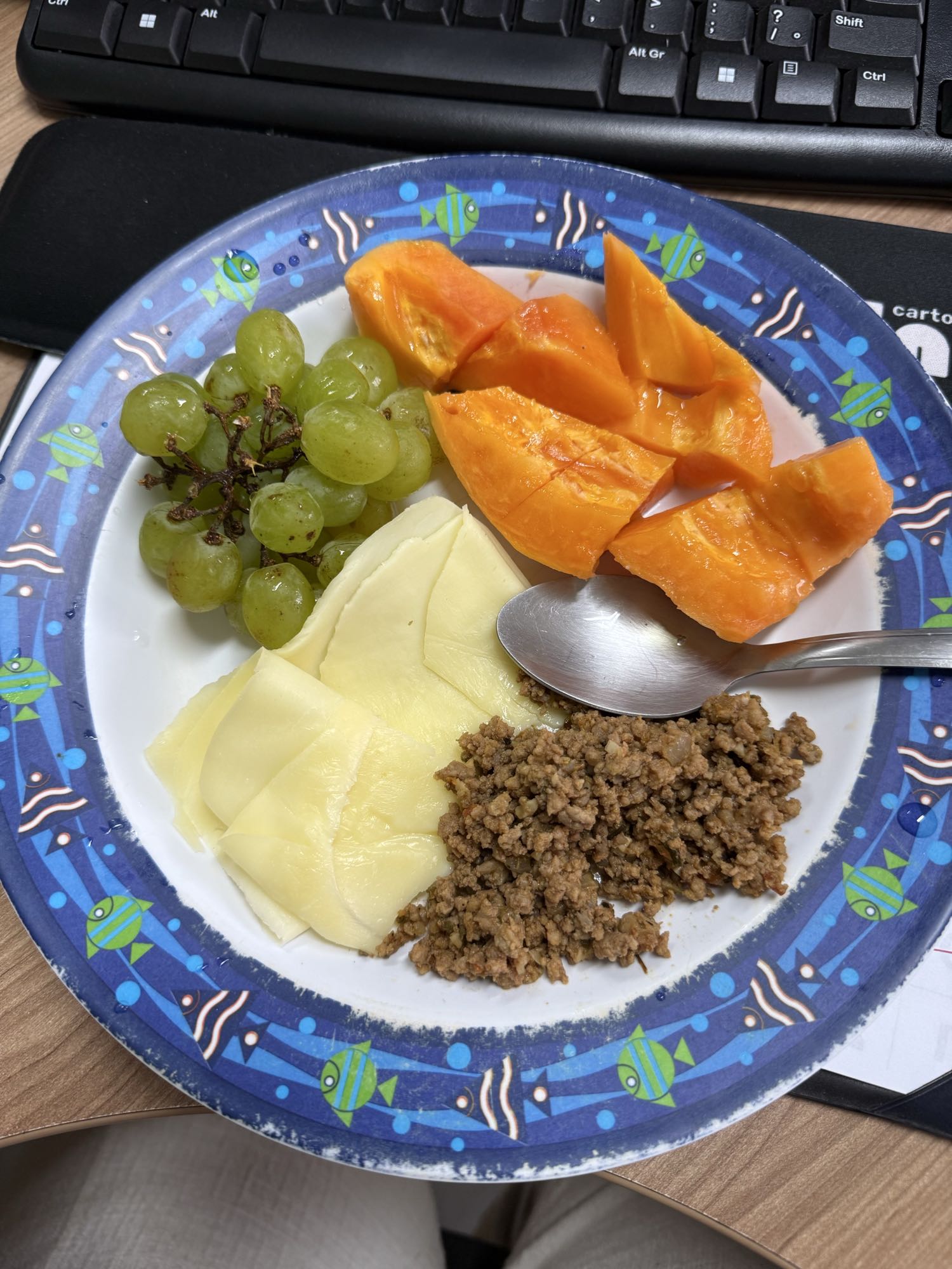 Prato com frutas e carne