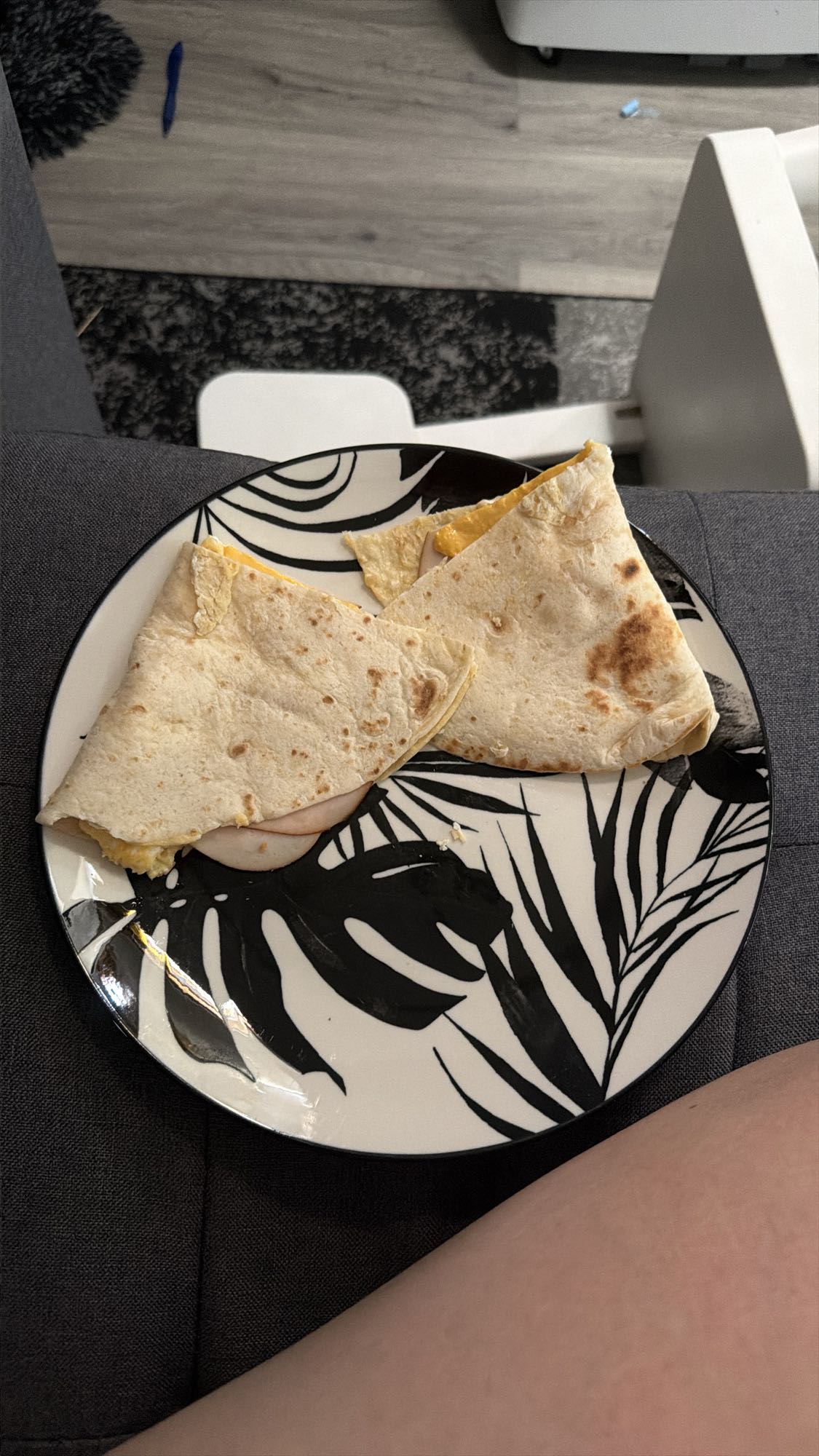 Quesadilla cu șuncă de pui, ou și cașcaval
