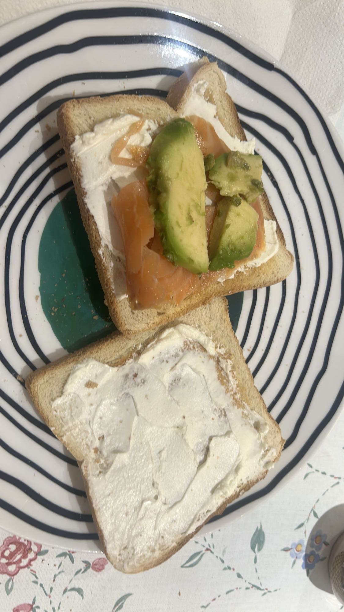 Toast con salmone e avocado