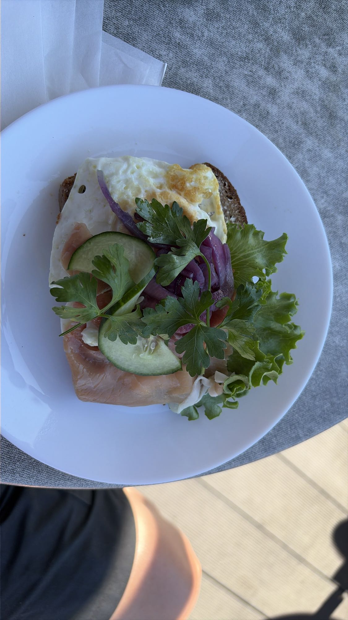 Smörgås med lax och ägg
