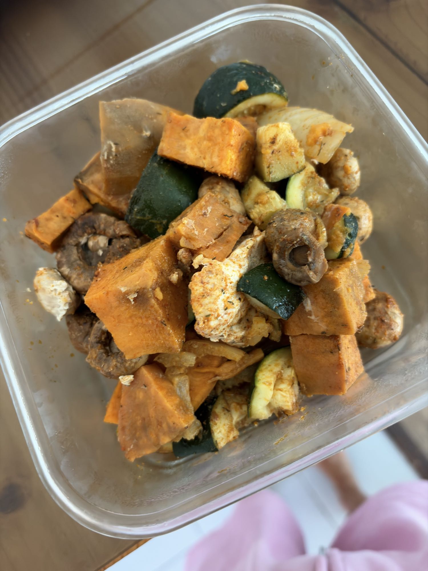 Piept de pui la cuptor cu zucchini, cartof dulce, ciuperci și ceapă albă