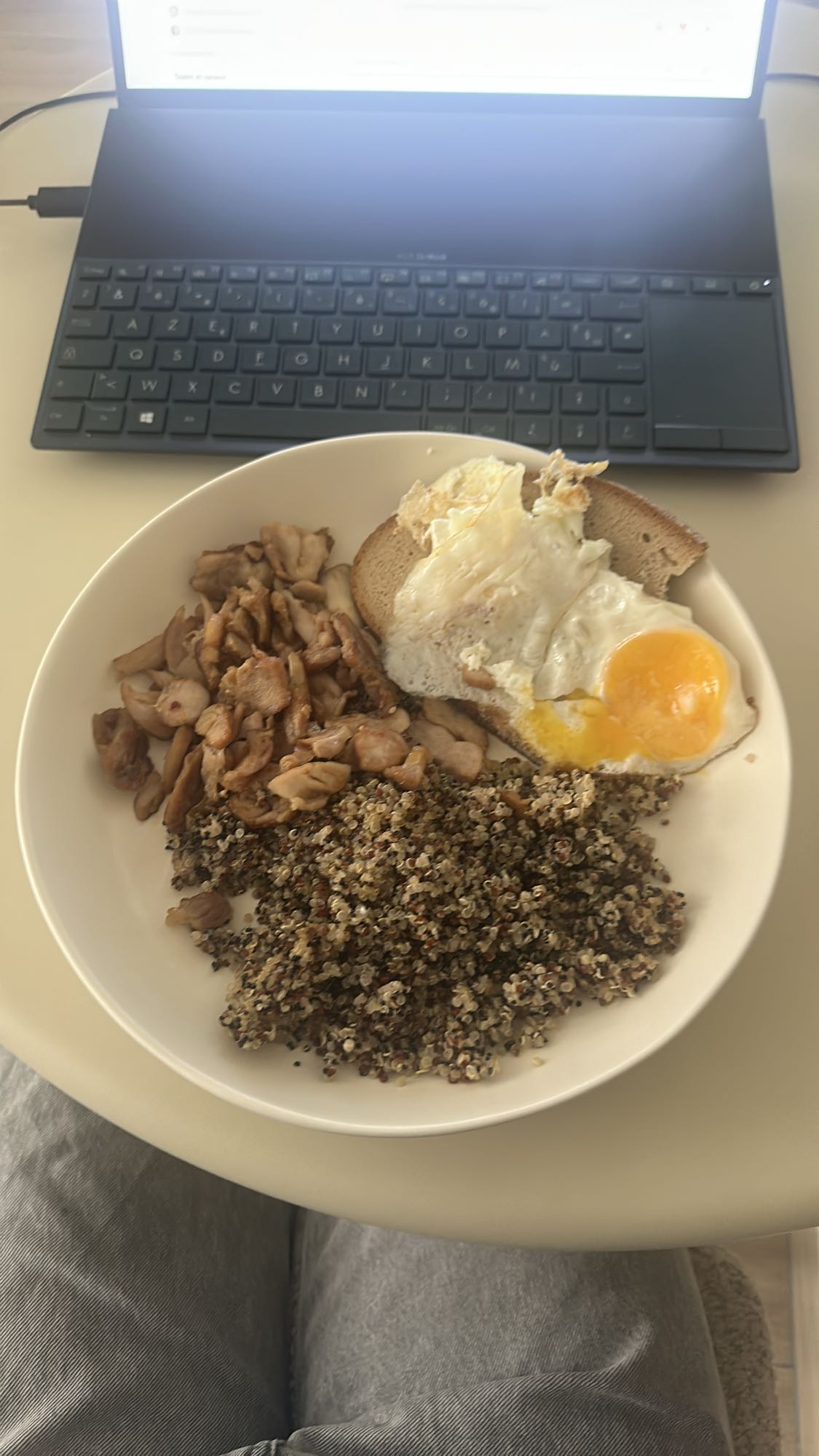 Bol quinoa oeufs poulet