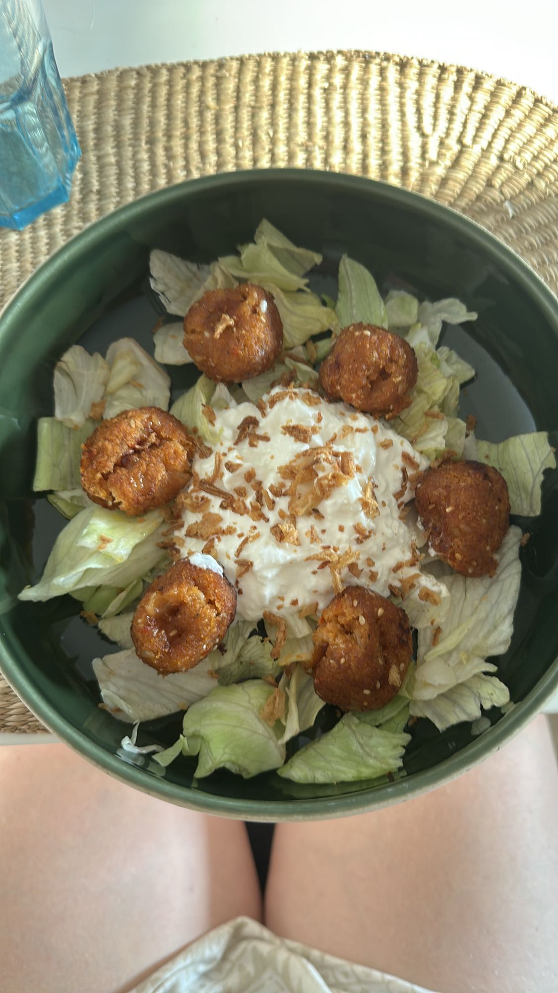 Salade falafels sauce