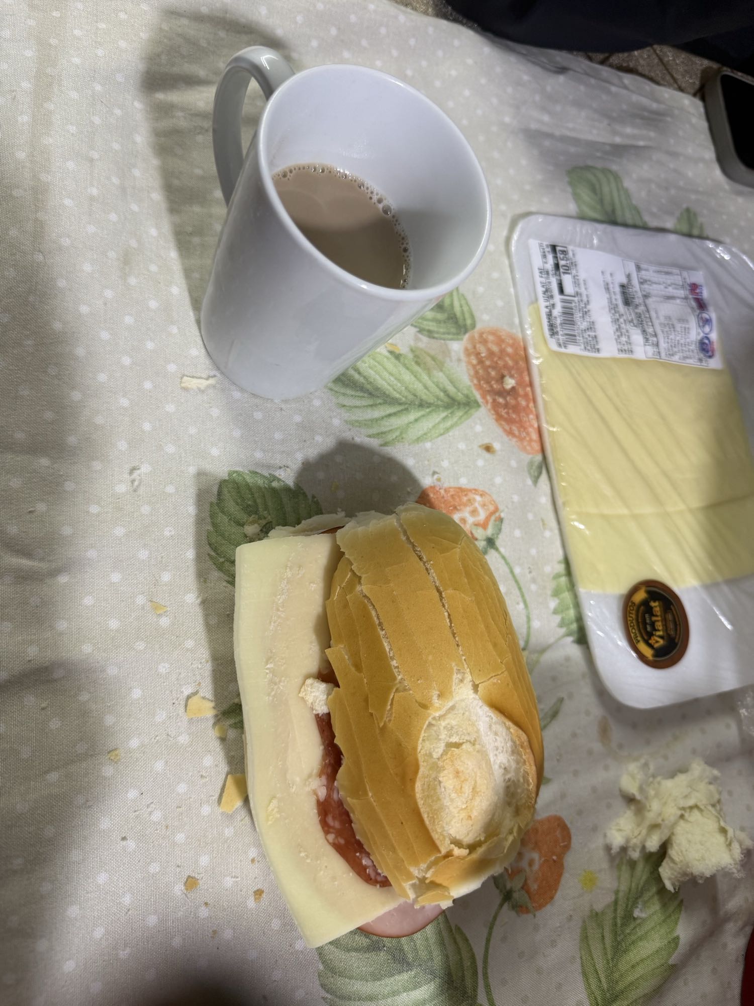 Pão com queijo e café