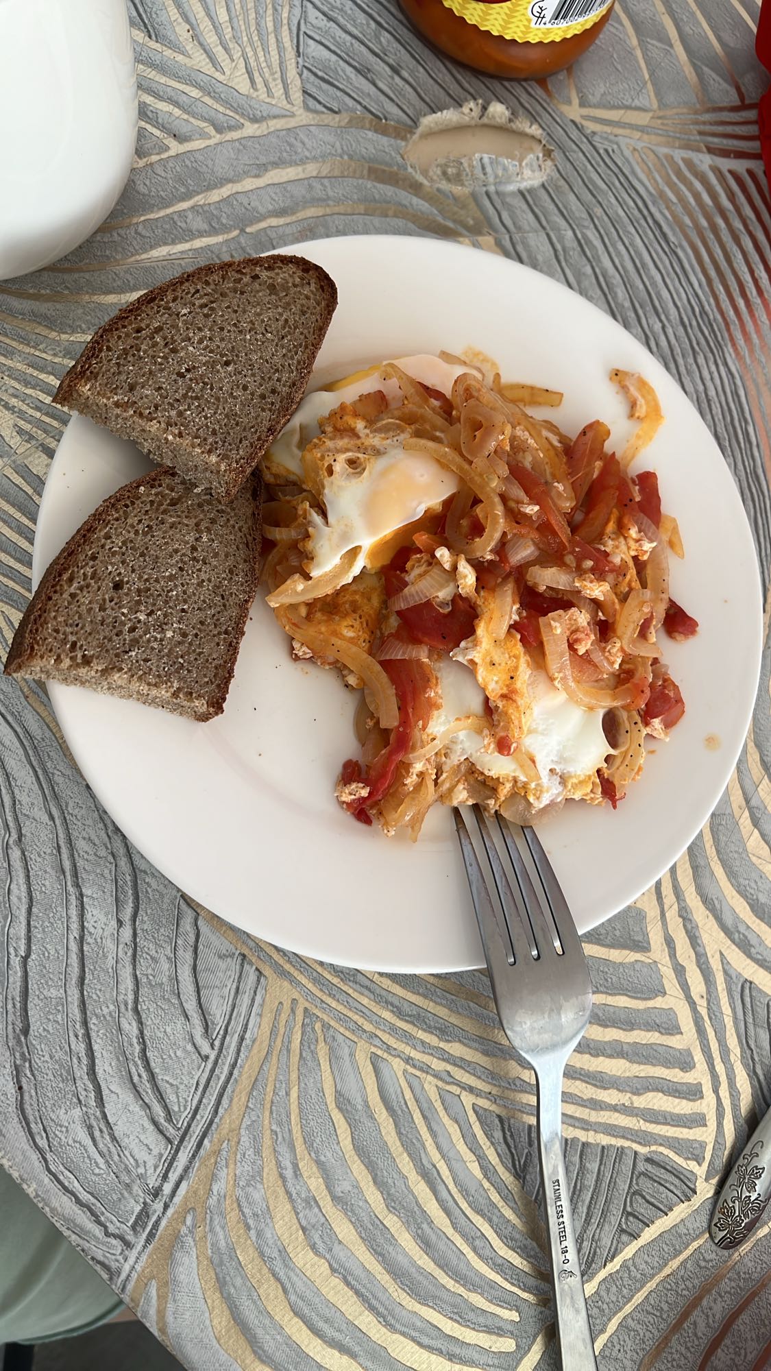 Яичница с овощами и хлебом