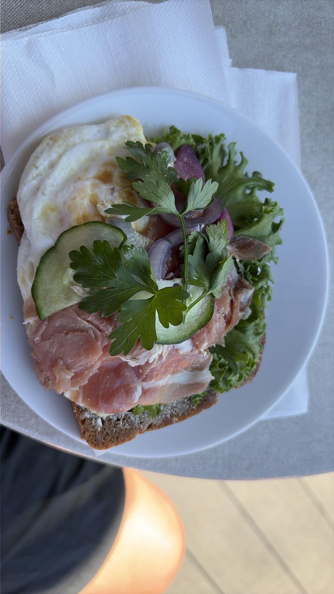 Smörgås med ägg och skinka