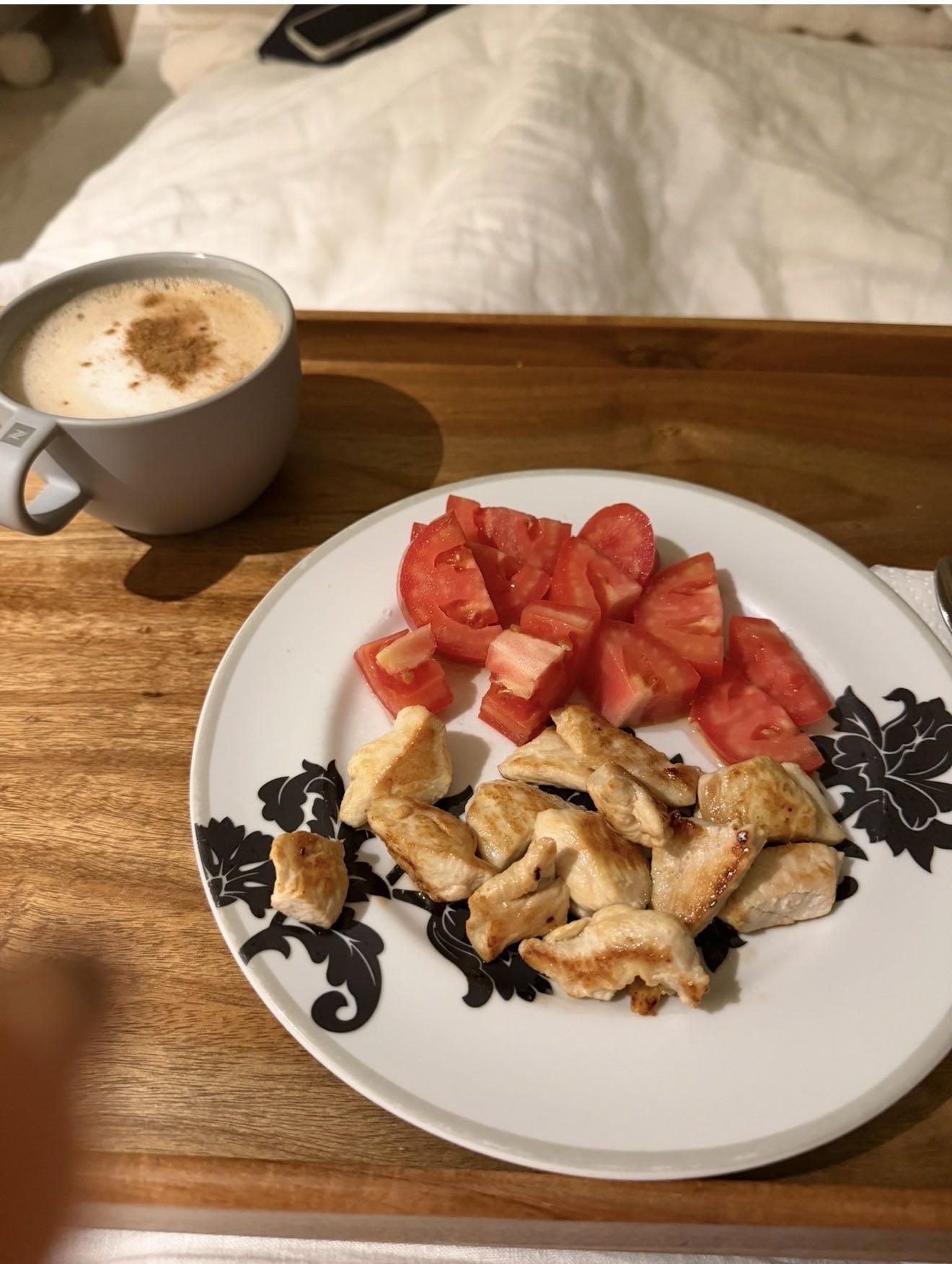 pollo con tomate y café