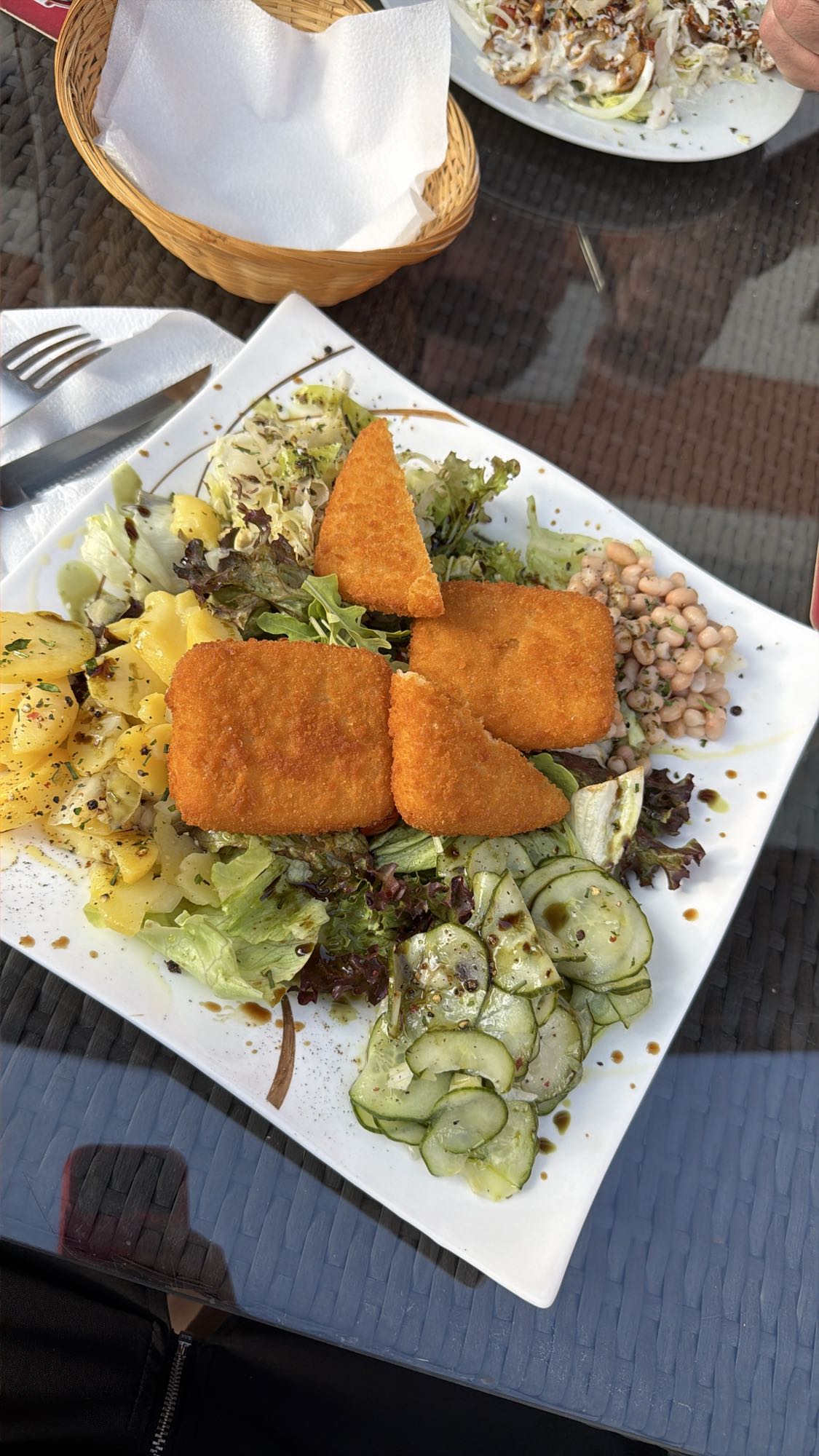 Paniertes Käse-Salatgericht