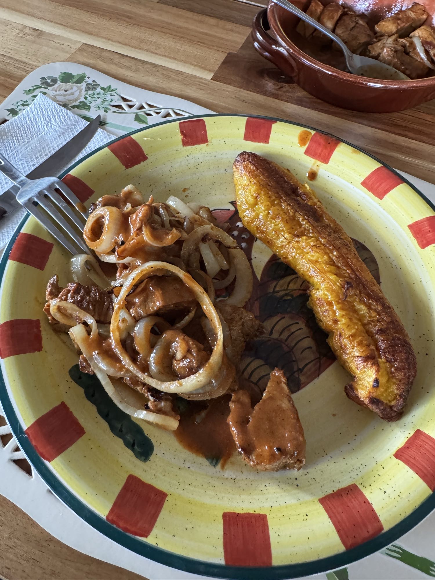cerdo con cebolla y plátano