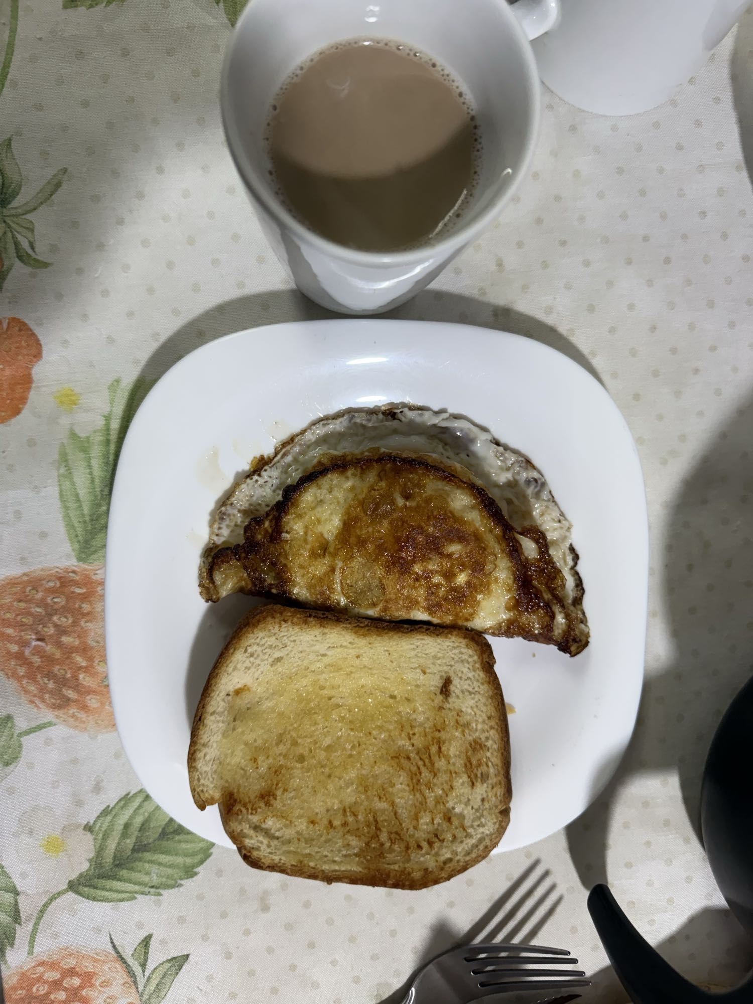 Café com ovo e torrada