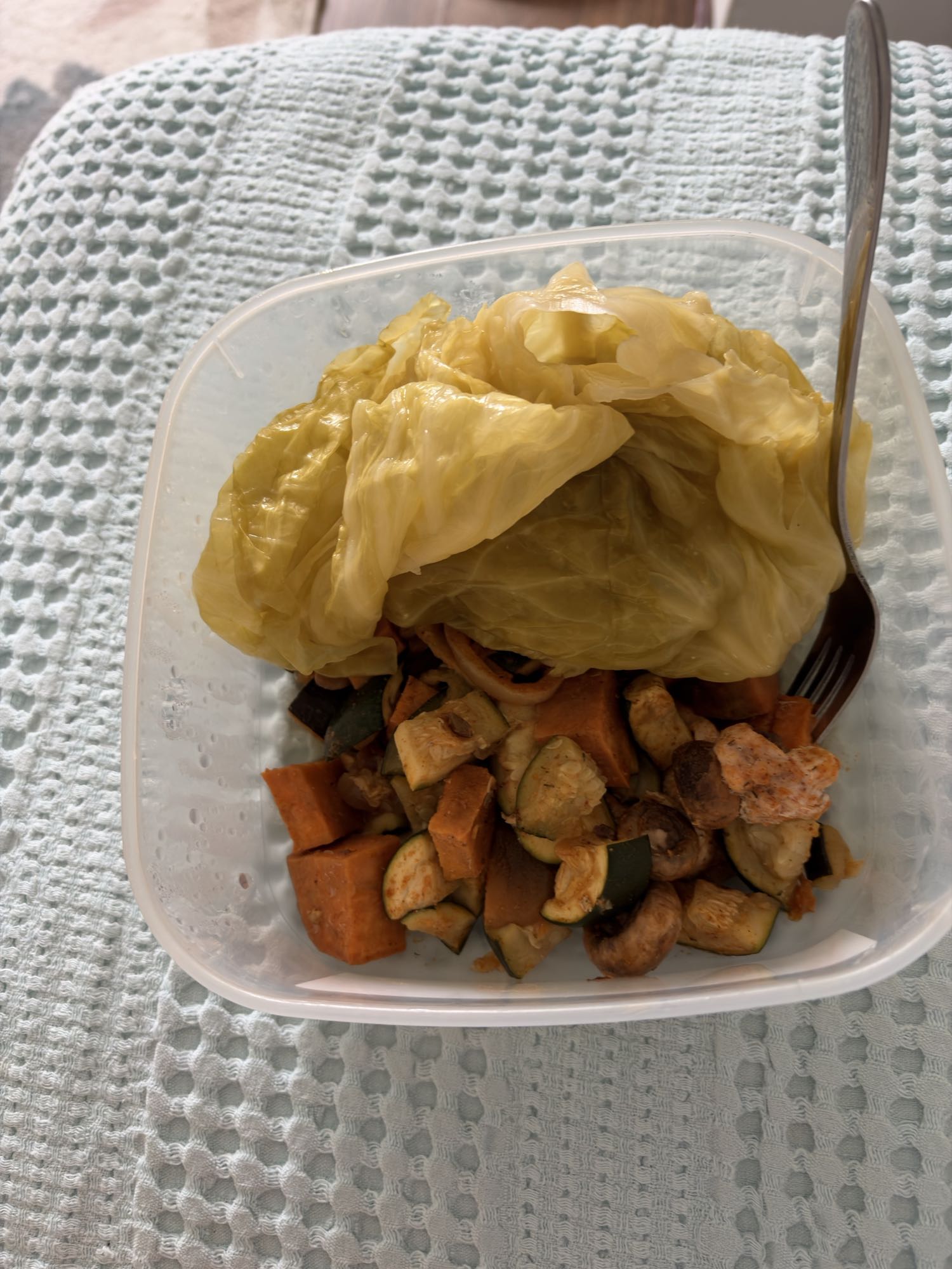 Varză murată cu piept de pui la cuptor și legume