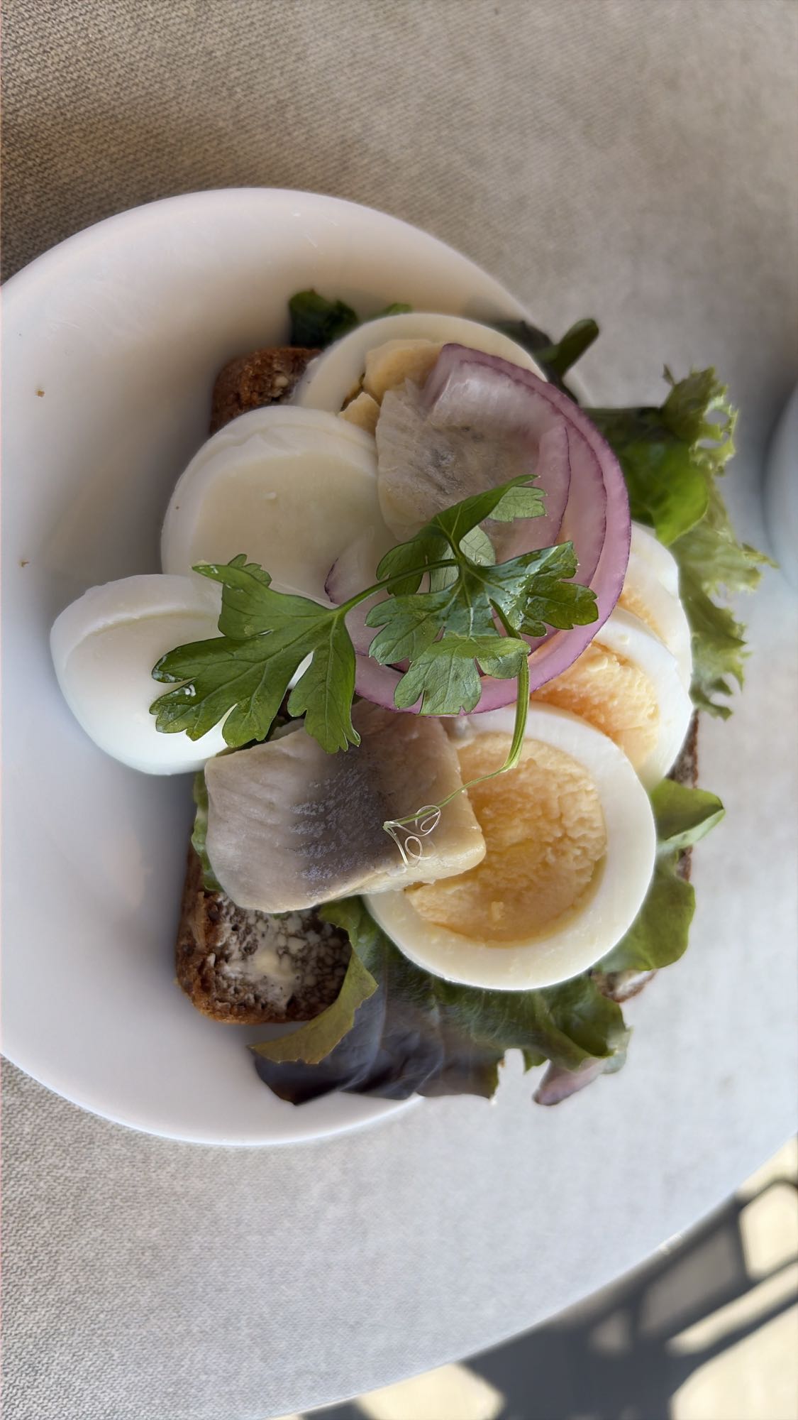 Smörgås med ägg och sill
