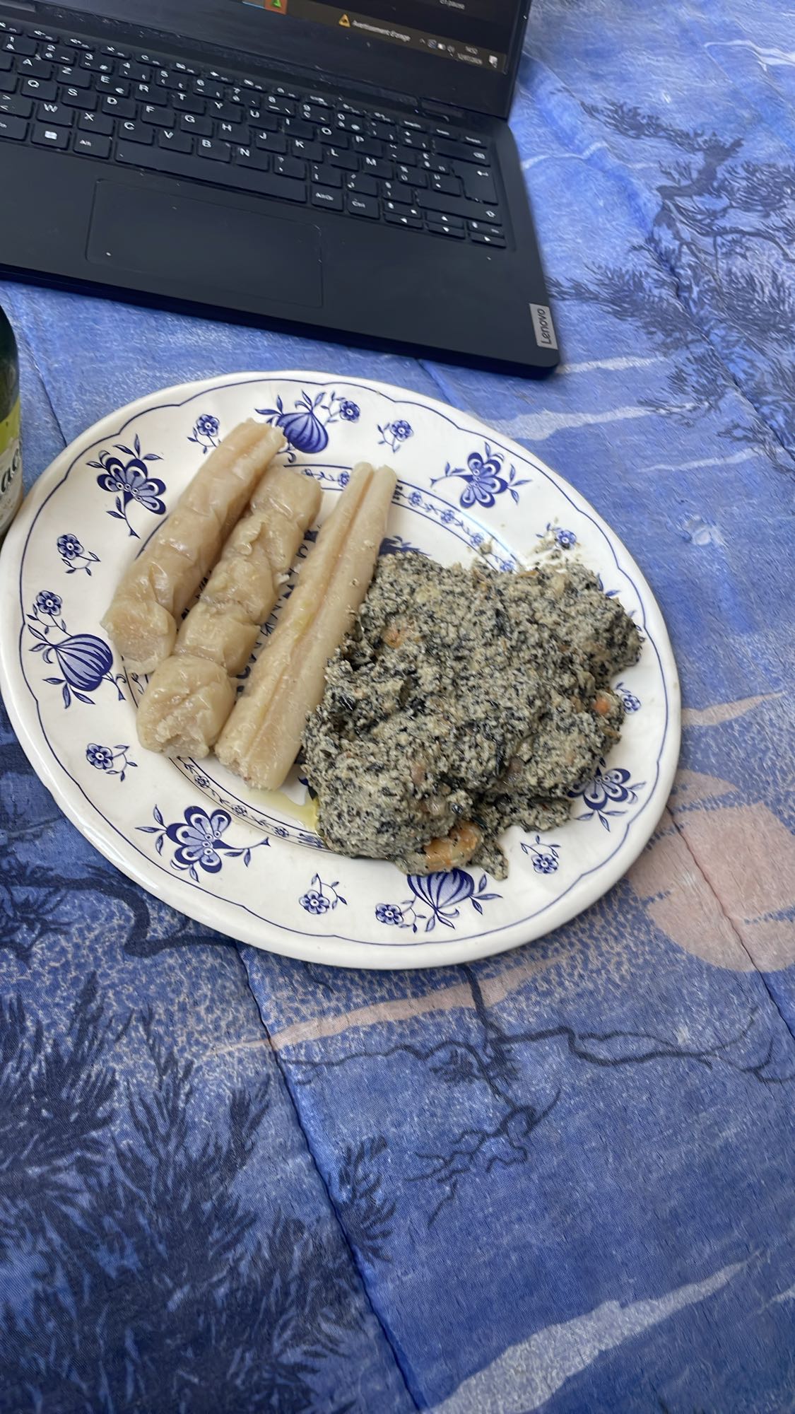 Épinards sautés aux arachides fraîches, bœuf et bâtons de manioc