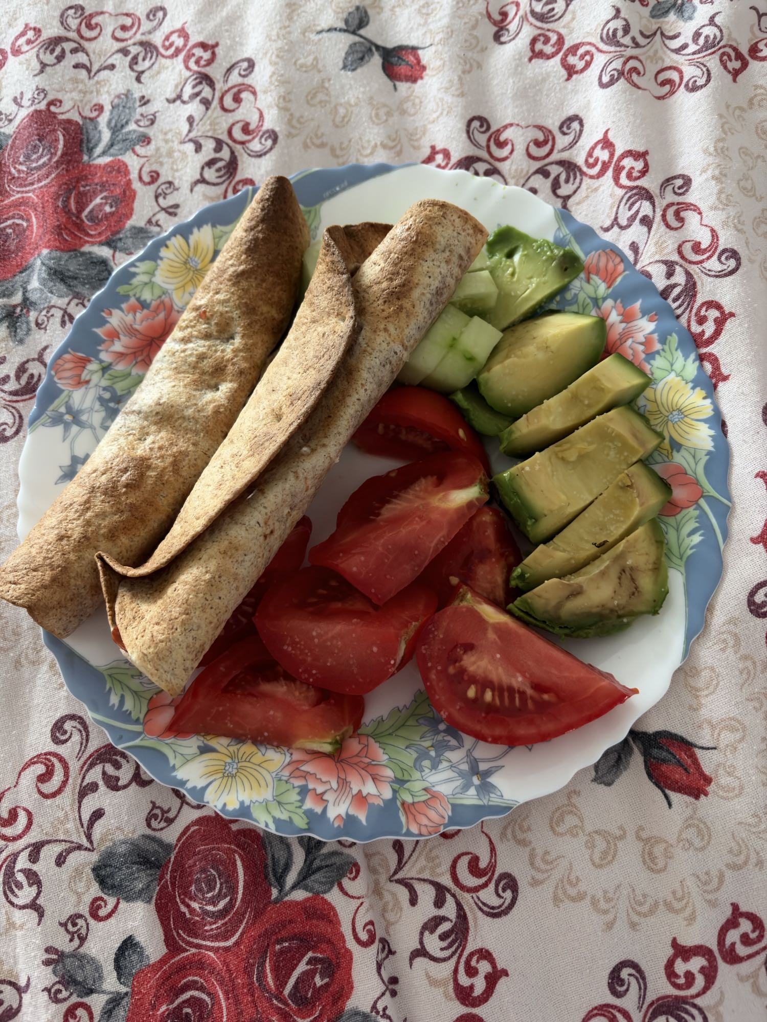 Două lipii proteice cu prosciutto, mozzarella light, roșie, castravete și avocado