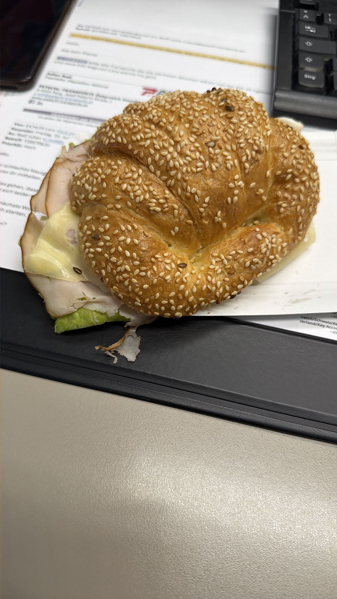 Sesam-Croissant-Sandwich