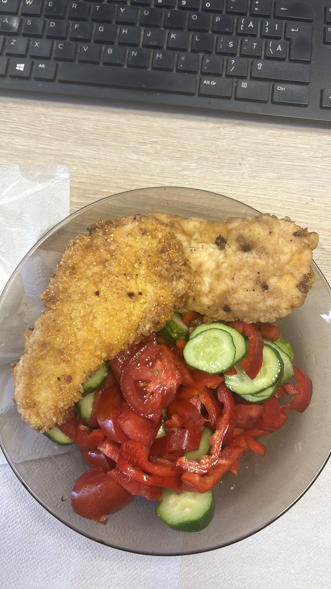 Șnițel cu salată