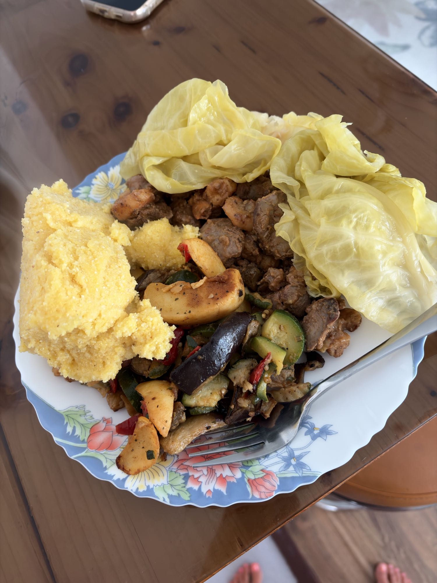 Ficăței de pui cu creveți, mix de legume, varză murată și mămăligă