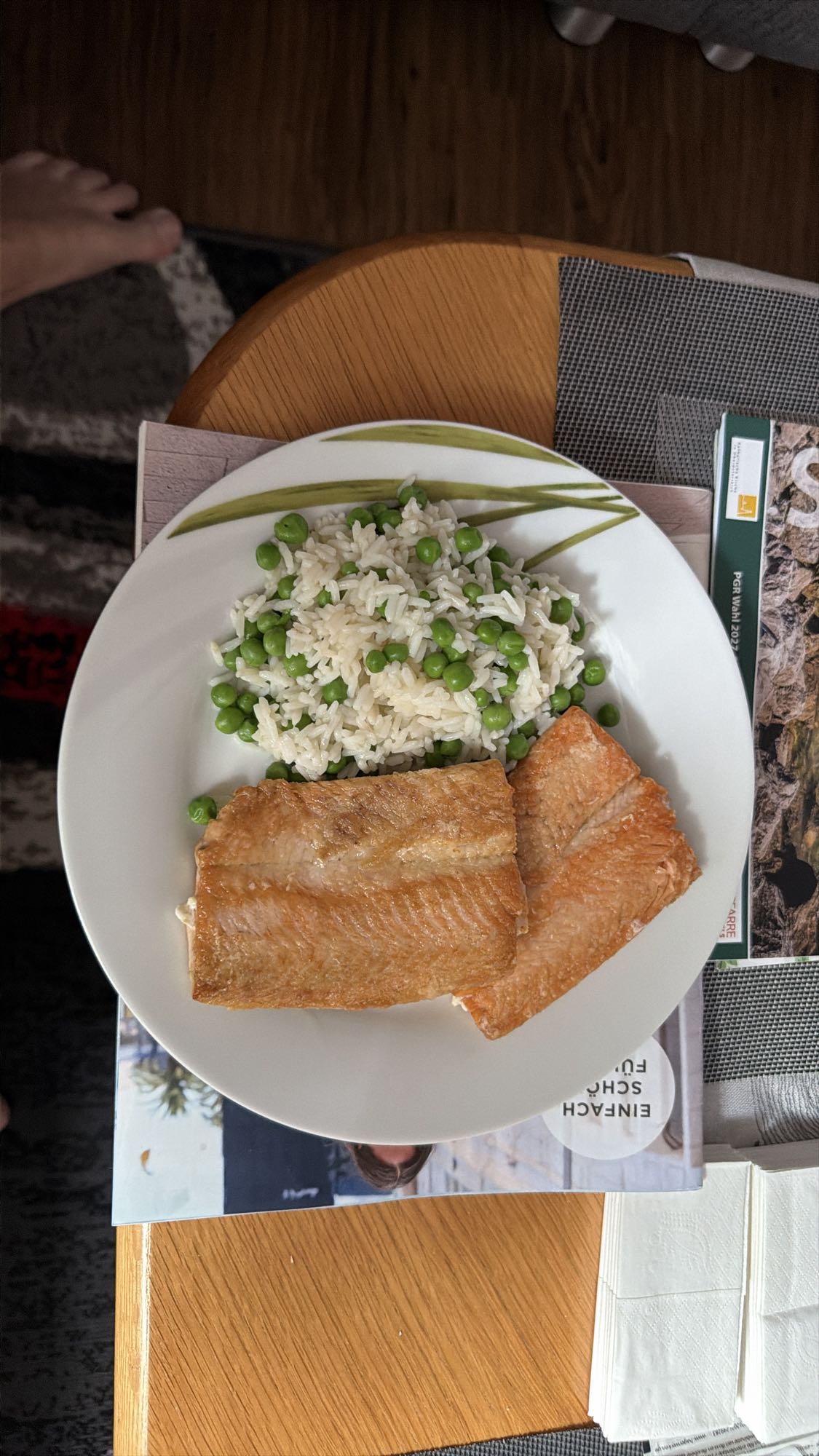 Lachs mit Reis und Erbsen