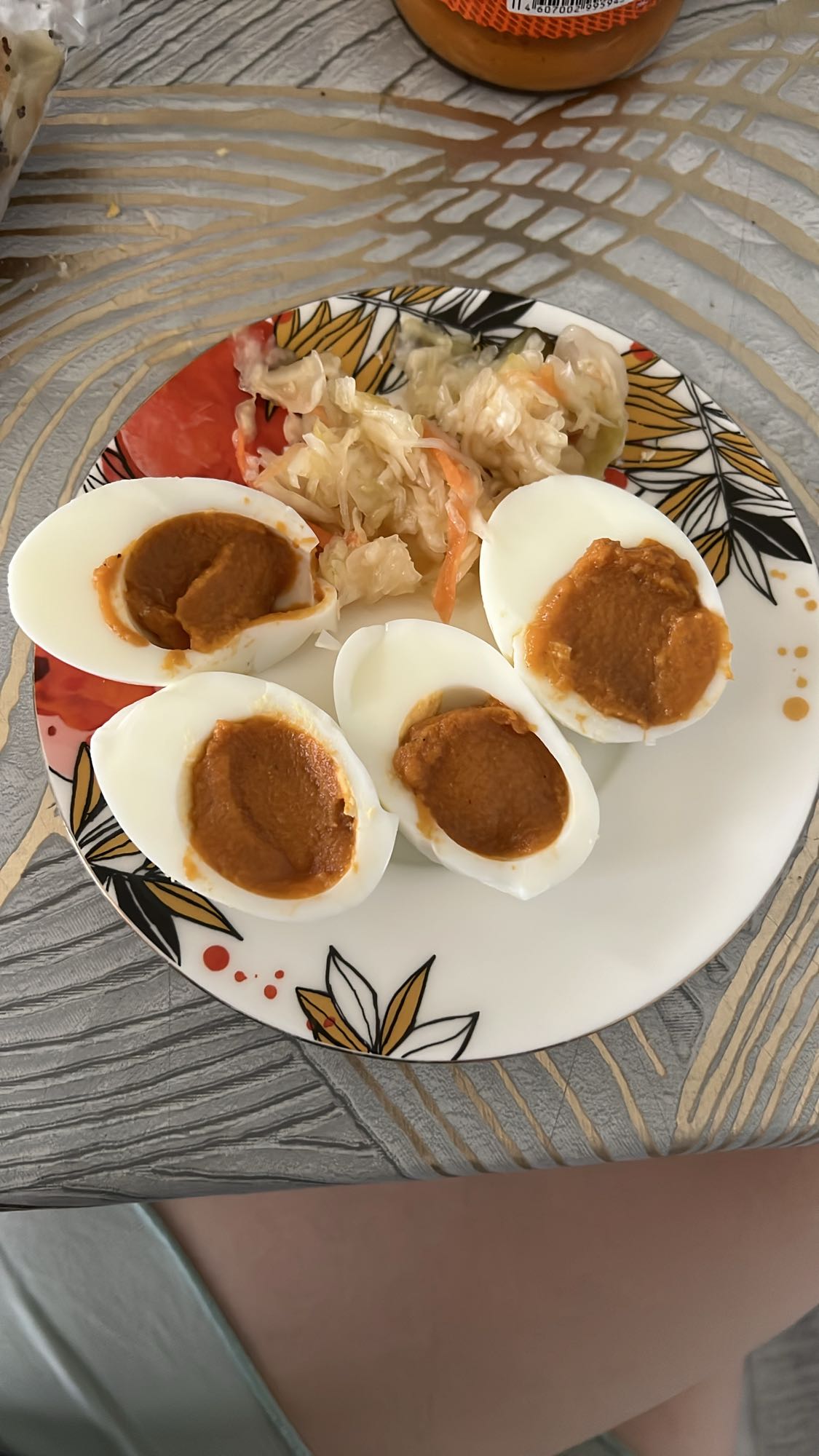 Яйца с аджикой и капустой