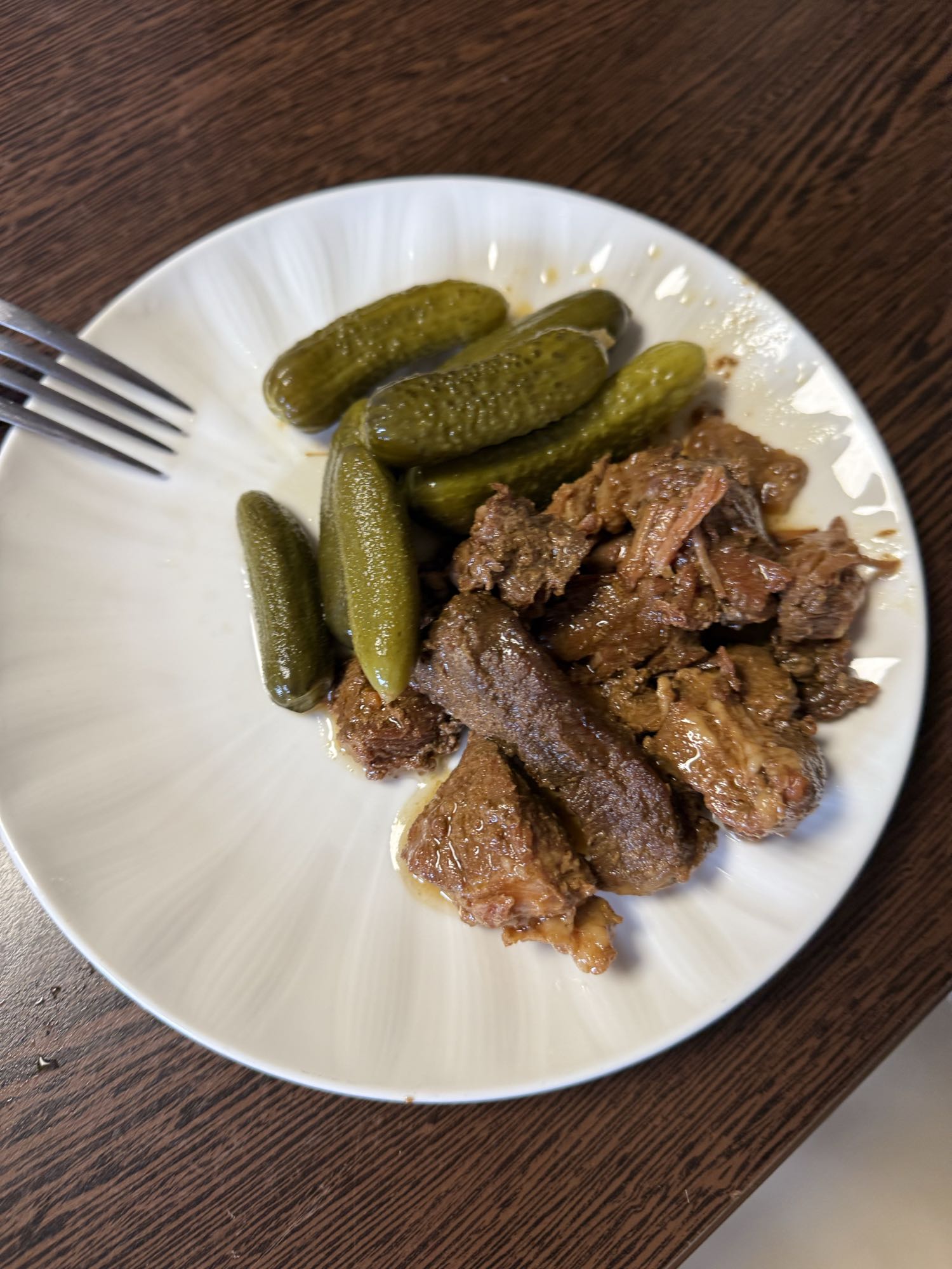 Carne cu castraveți murați
