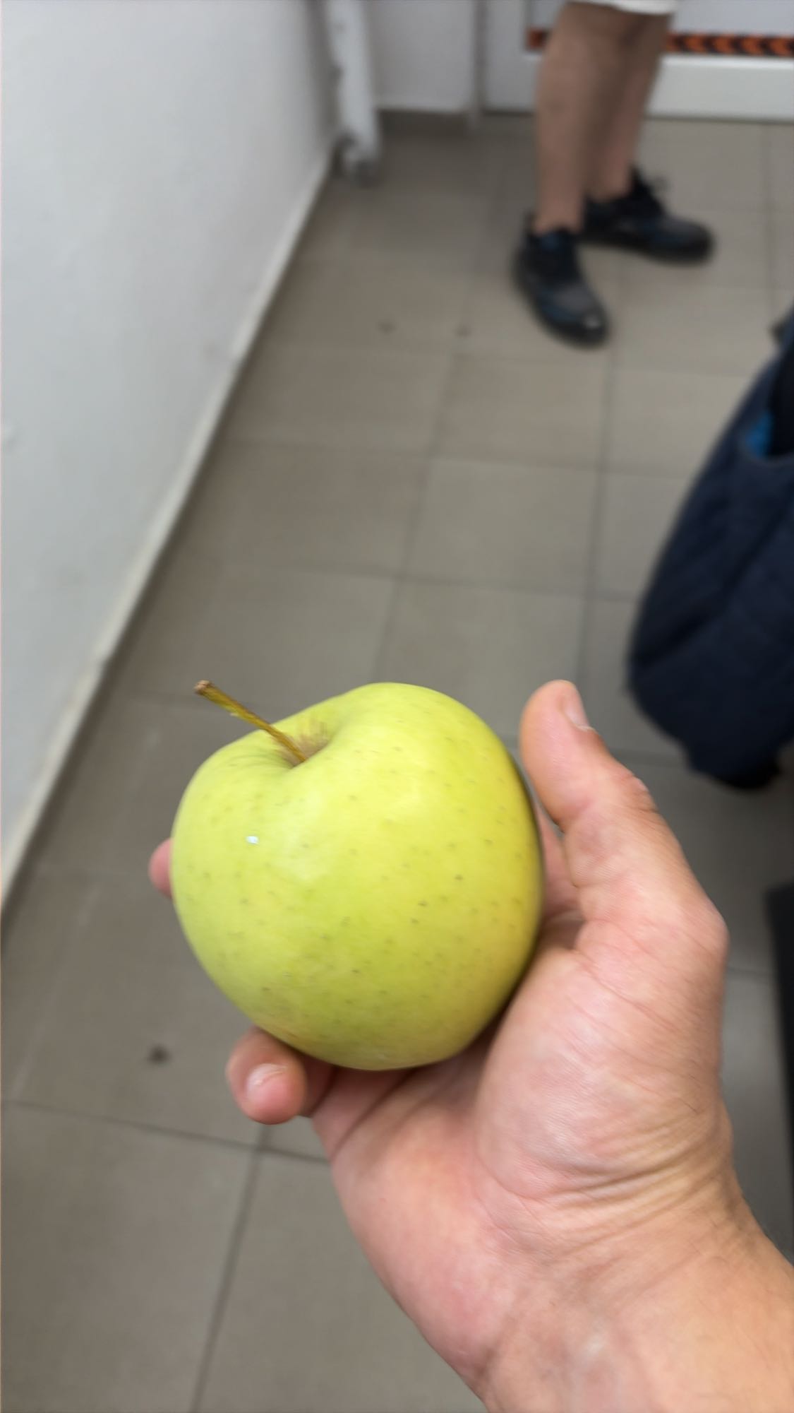 Зелена ябълка