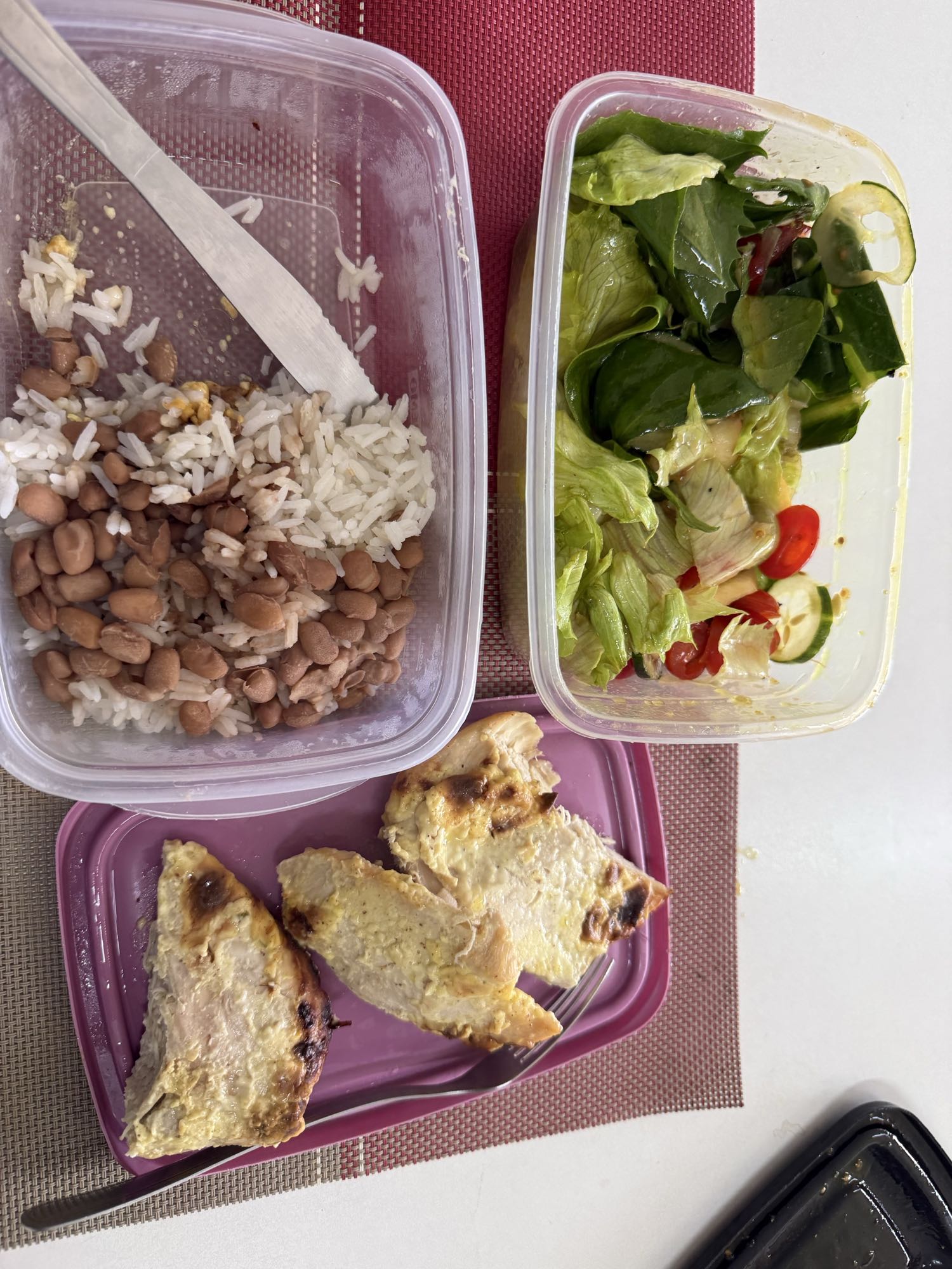 Frango com arroz e salada