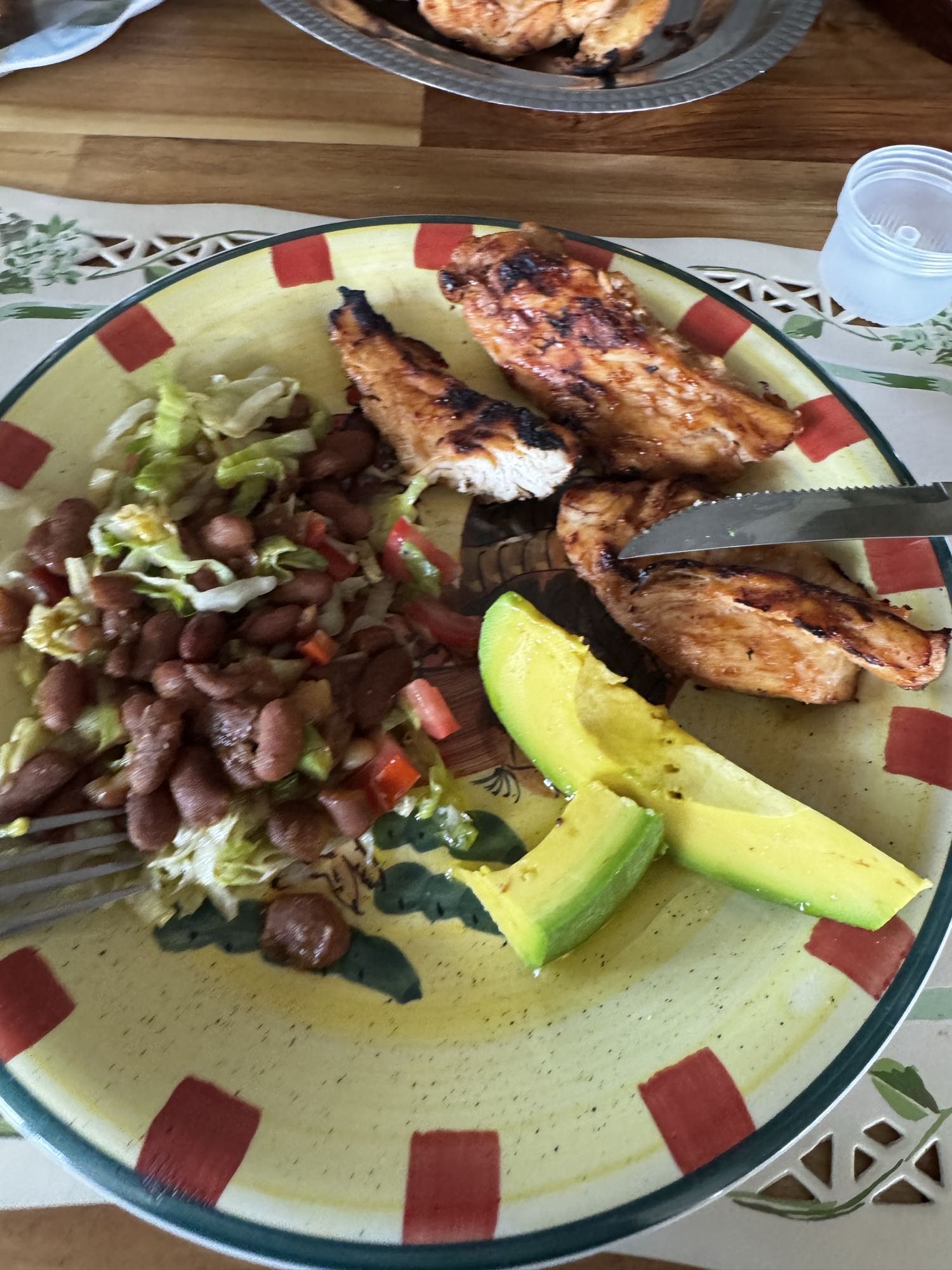 pollo con frijoles y aguacate