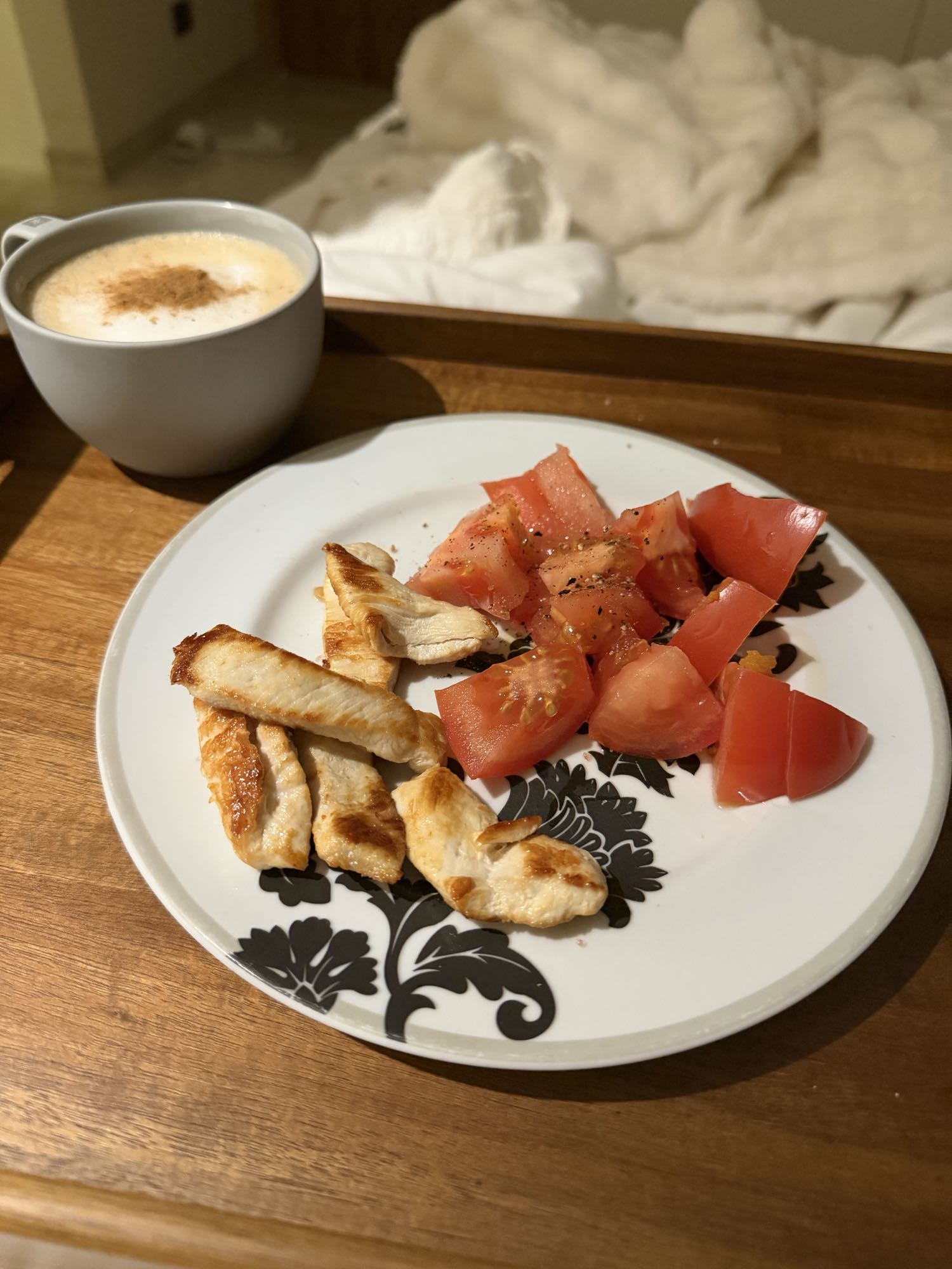pollo con tomate y café
