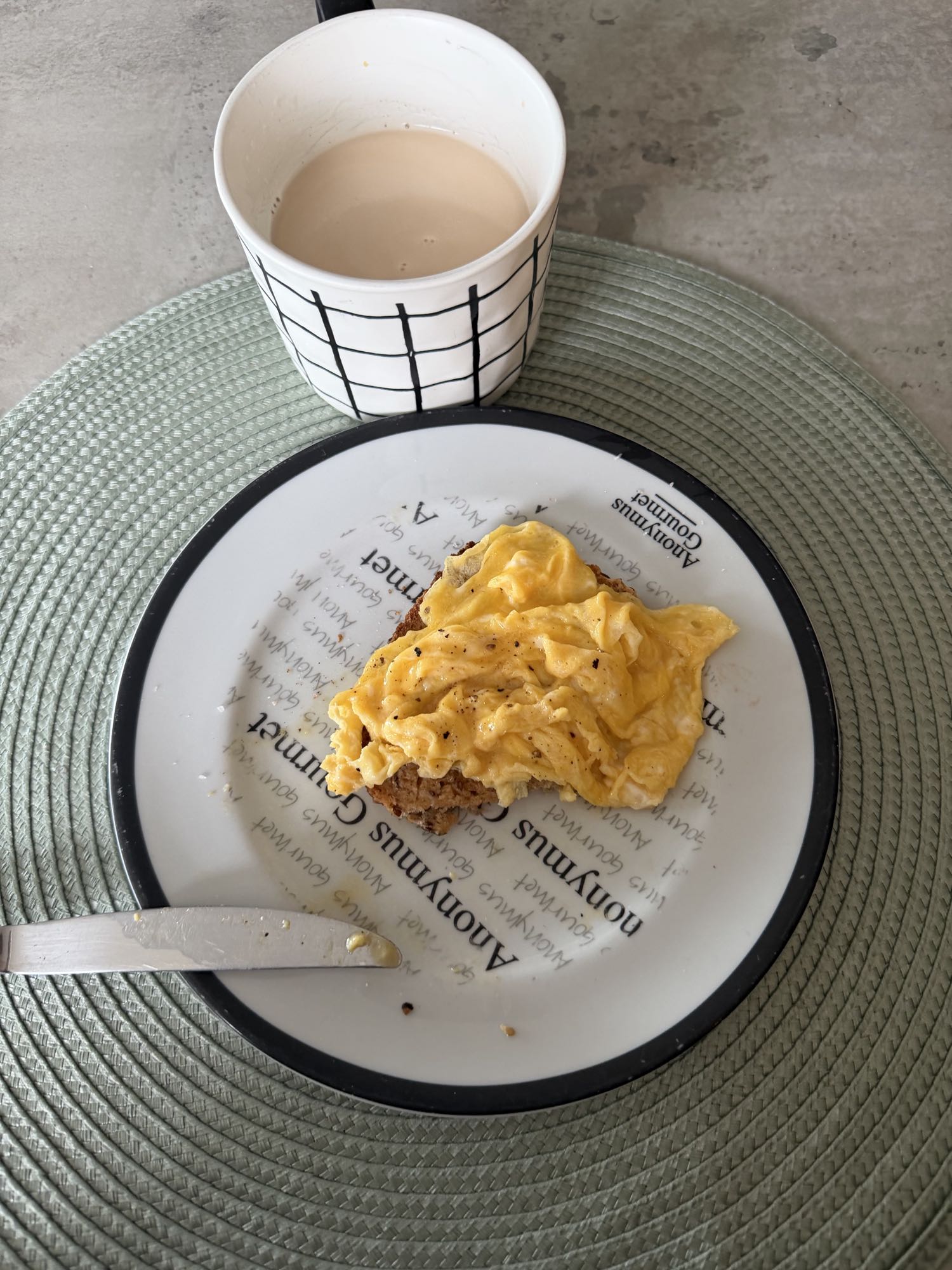huevos revueltos con tostada y té con leche